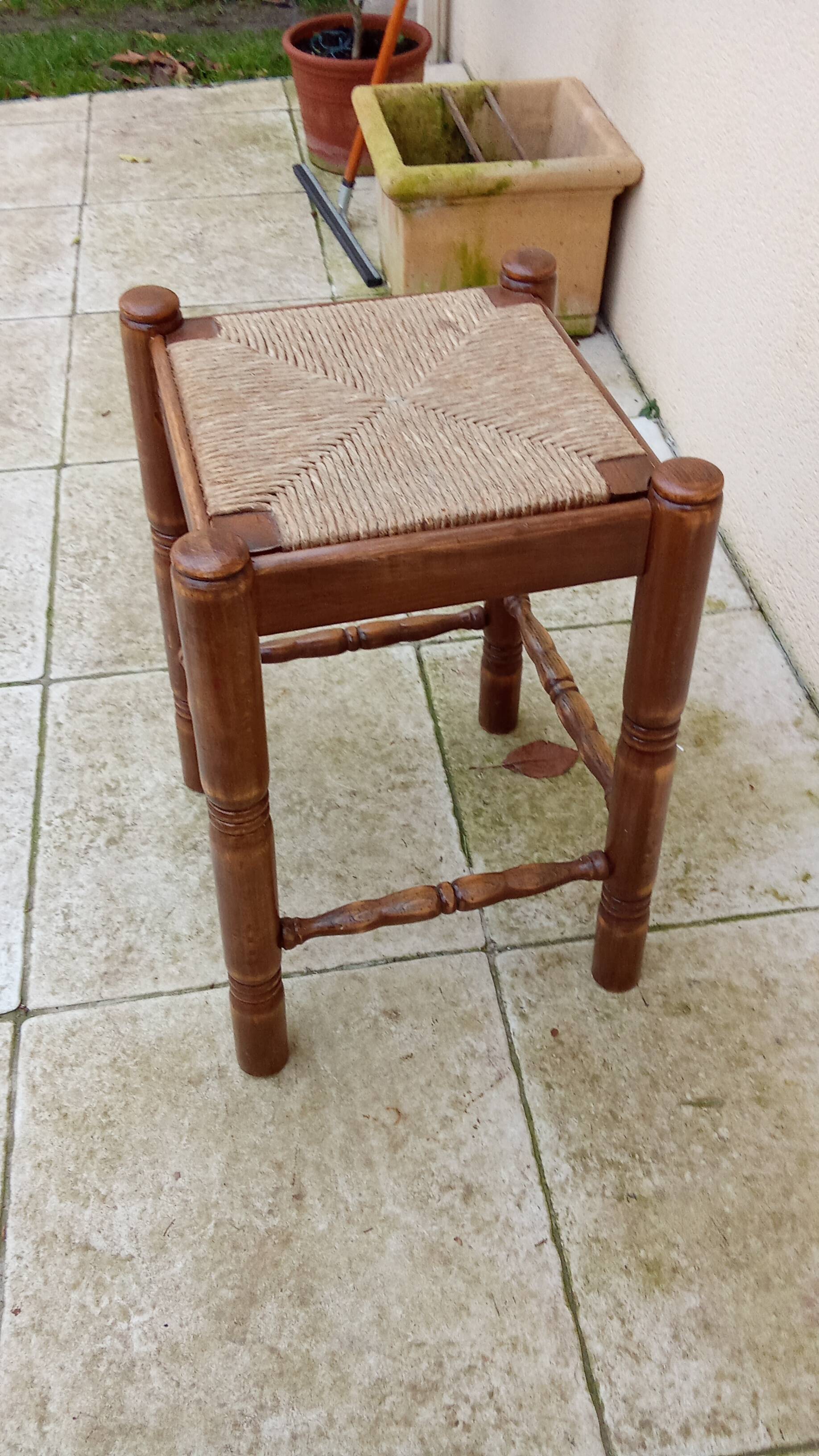 Tabouret haut vintage en paille et bois