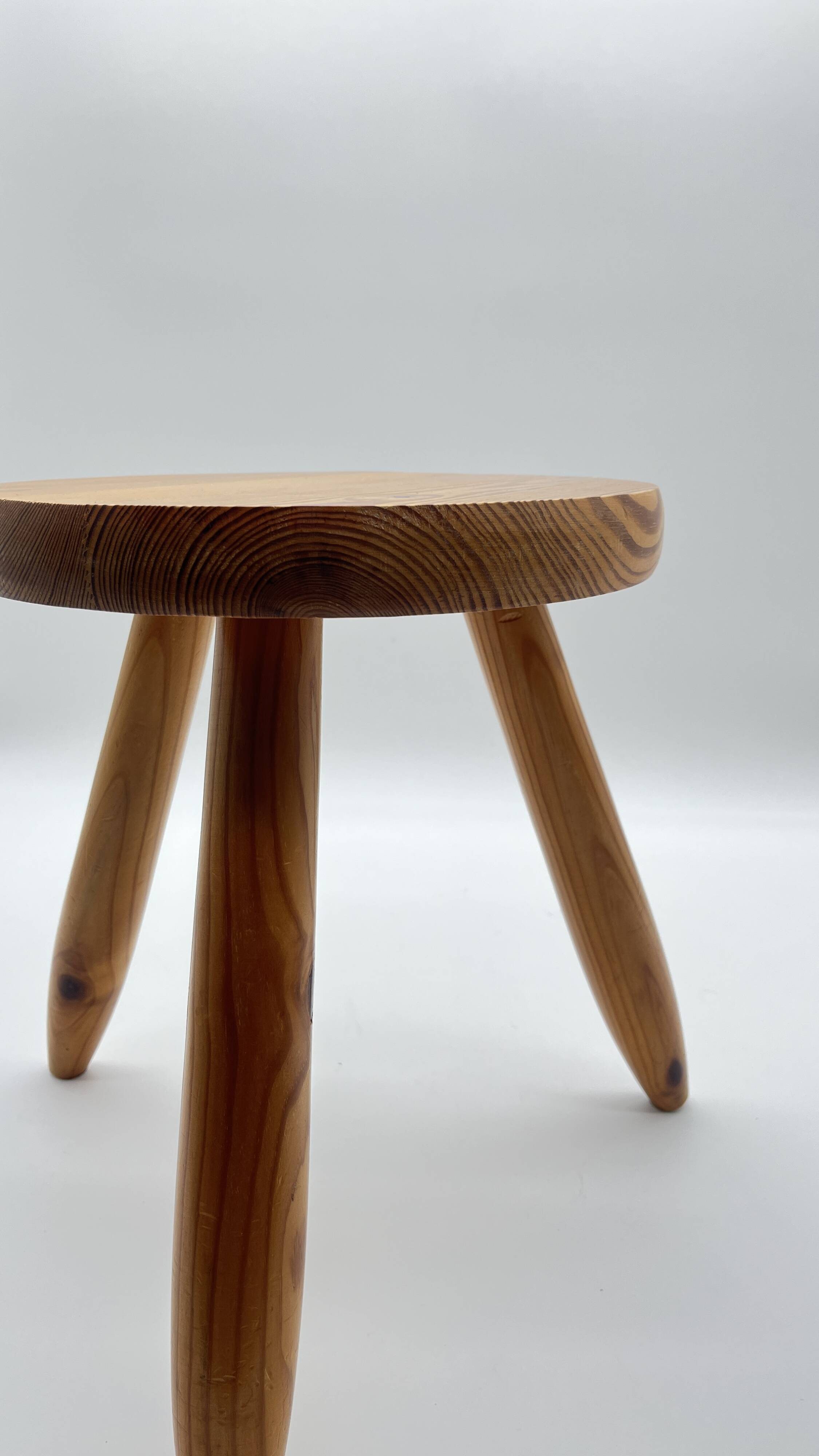 Tripod shepherd's stool in pine