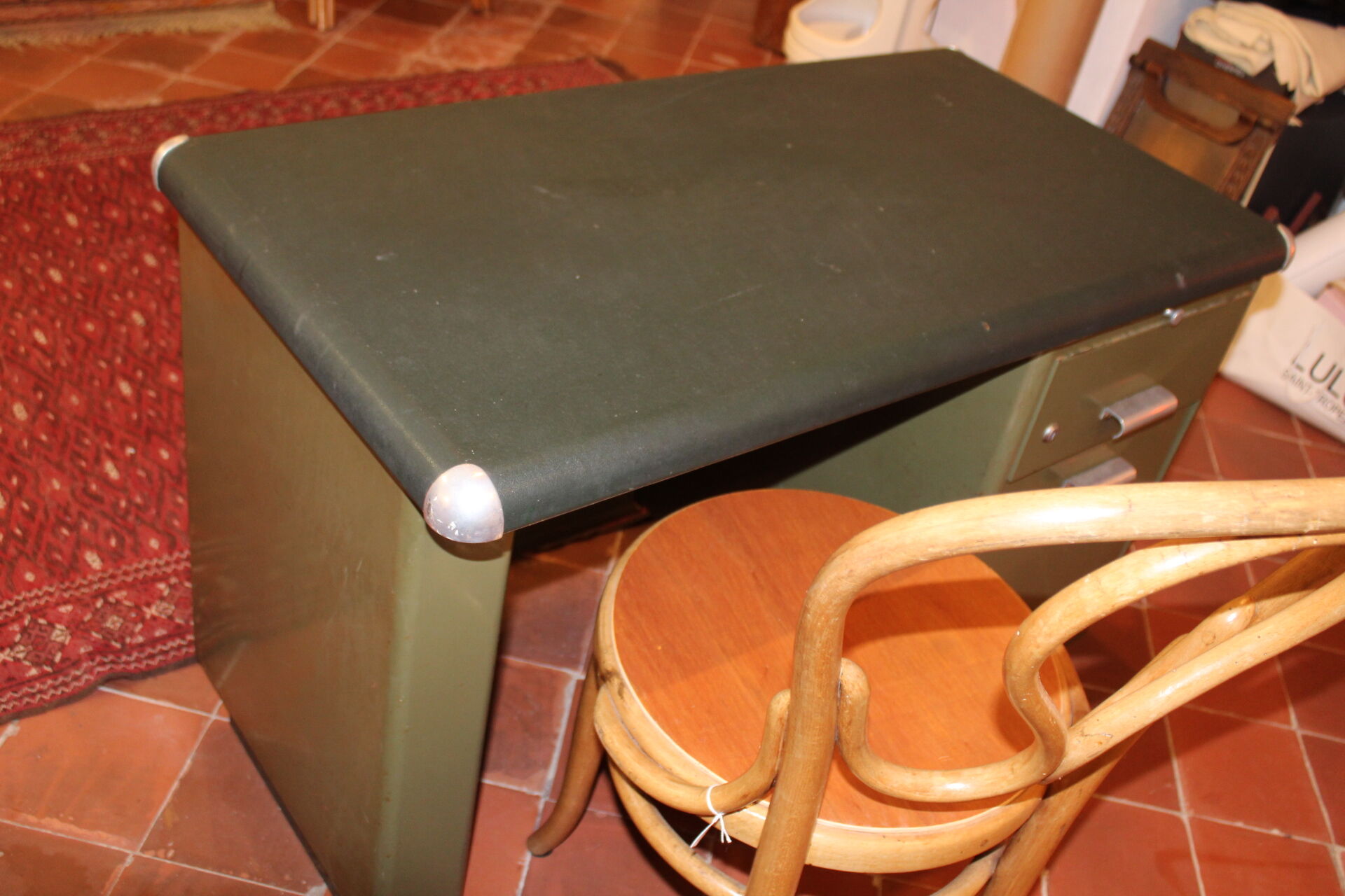 Bureau en métal kaki