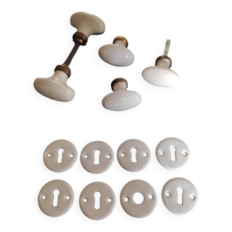 5 poignées et 8 rosaces en porcelaine