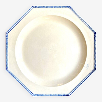 Assiette plate octogonale en terre de fer de Chantilly