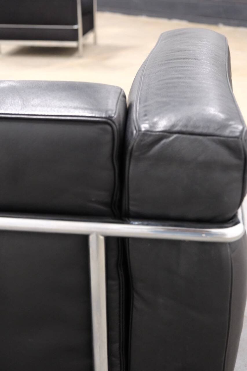 LC2 armchair in black leather – Design Le Corbusier, Pierre Jeanneret & Charlotte Perriand, 60s