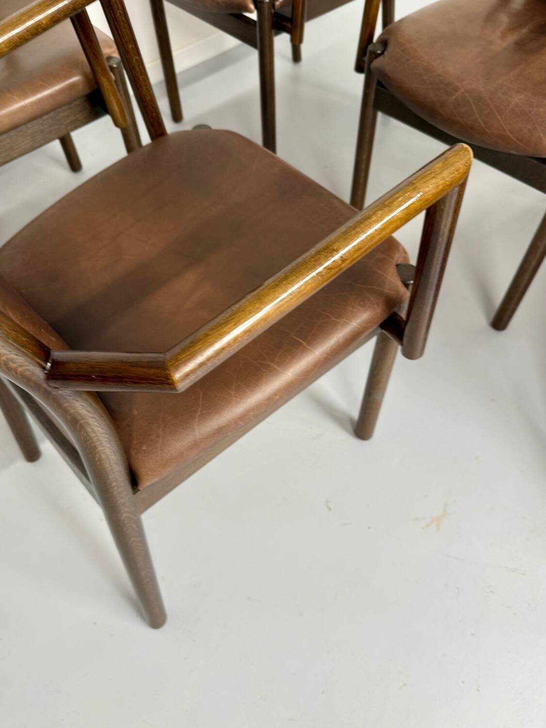 Set of 8 wooden and thick leather armchairs, Girsberger design, 80s