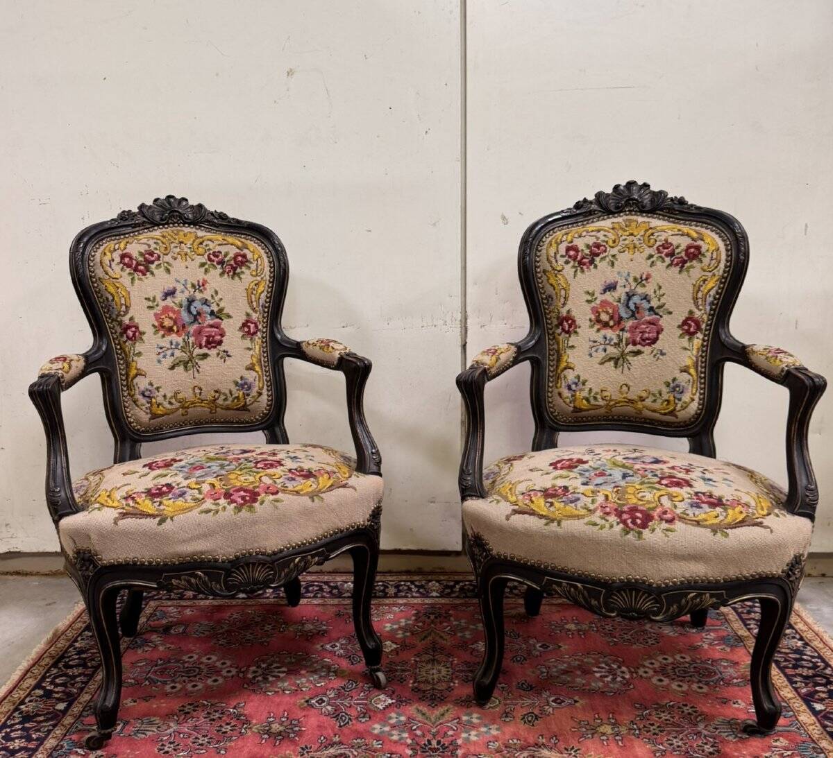 Paire de fauteuils style Louis XV en bois noirci, vers 1850