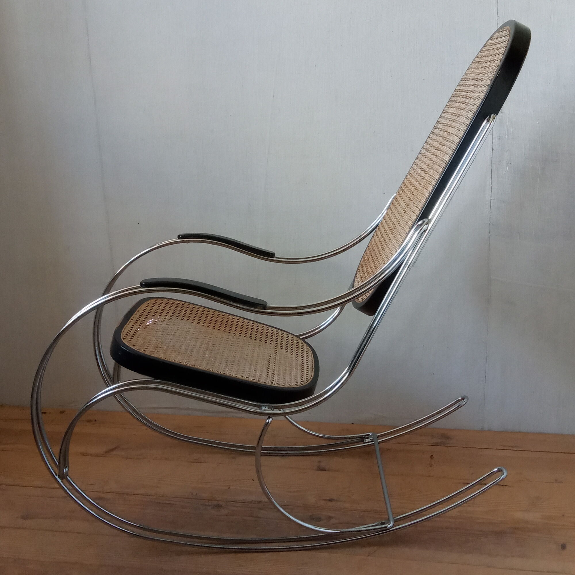 Rocking chair in chrome metal and wood