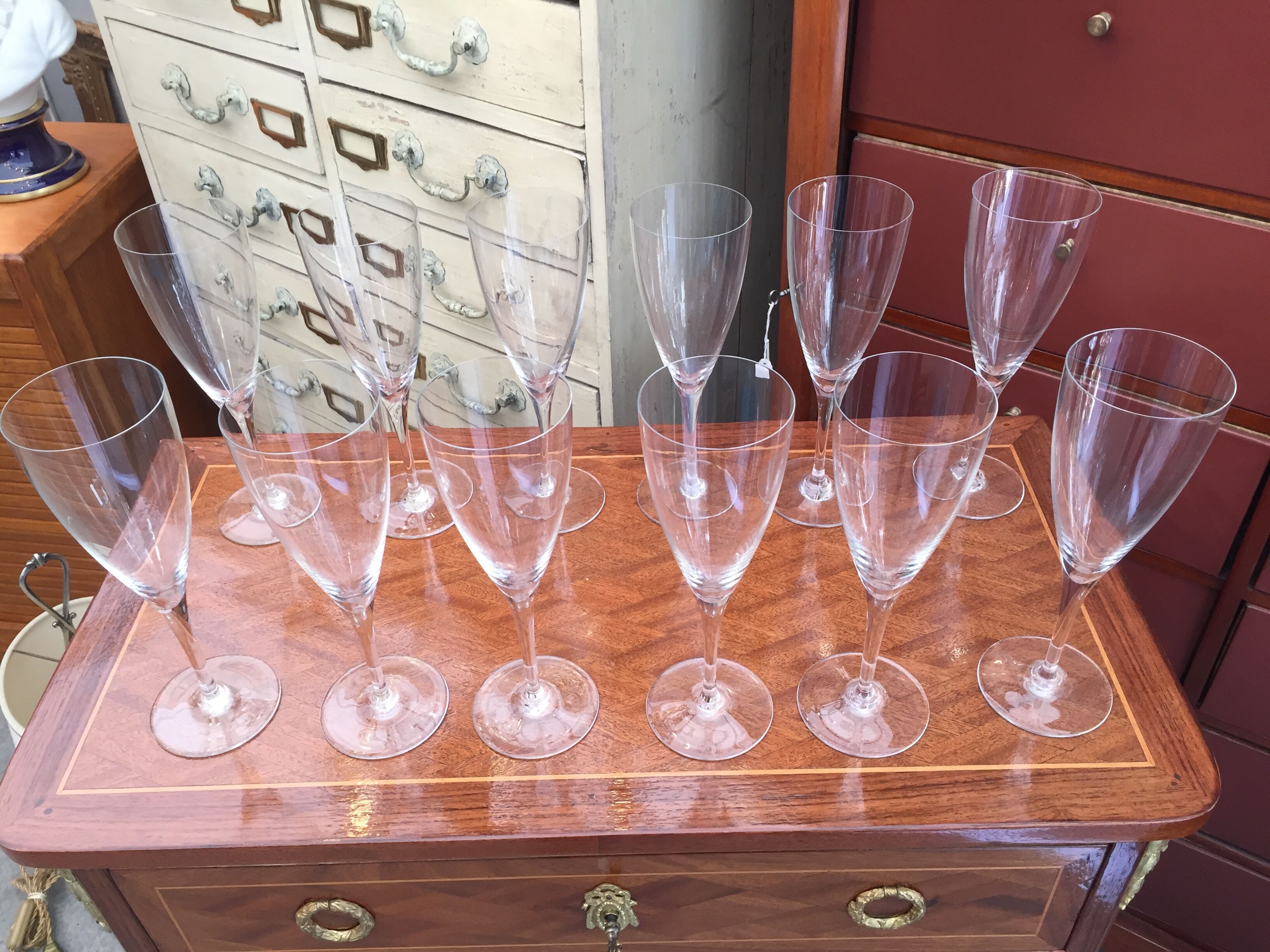 Service of 12 Baccarat champagne flutes.