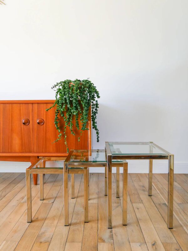 3 tables basses gigognes en laiton doré et plateaux en verre biseauté, 1980