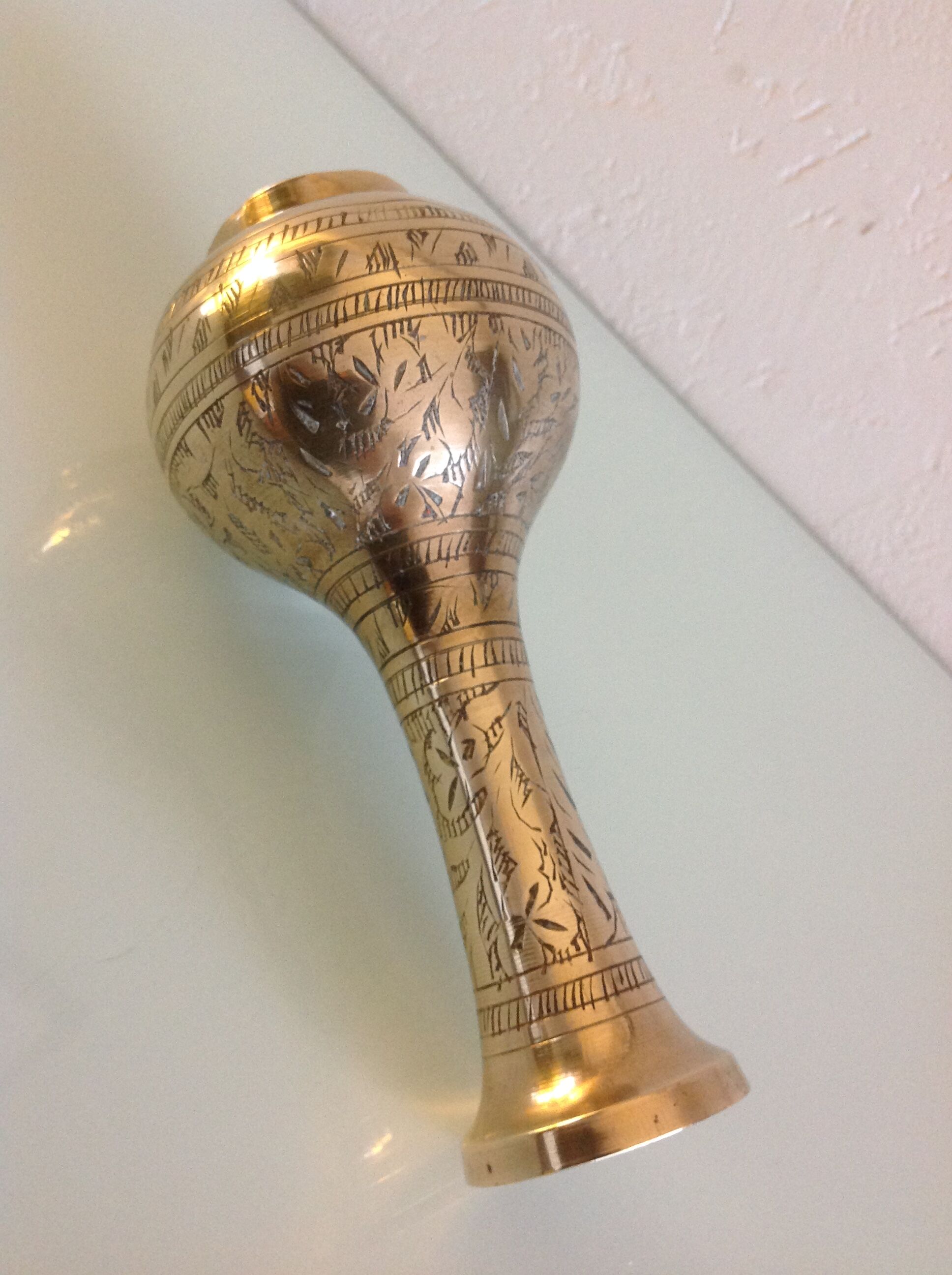 Vase soliflore en laiton ciselé vintage années 60-70