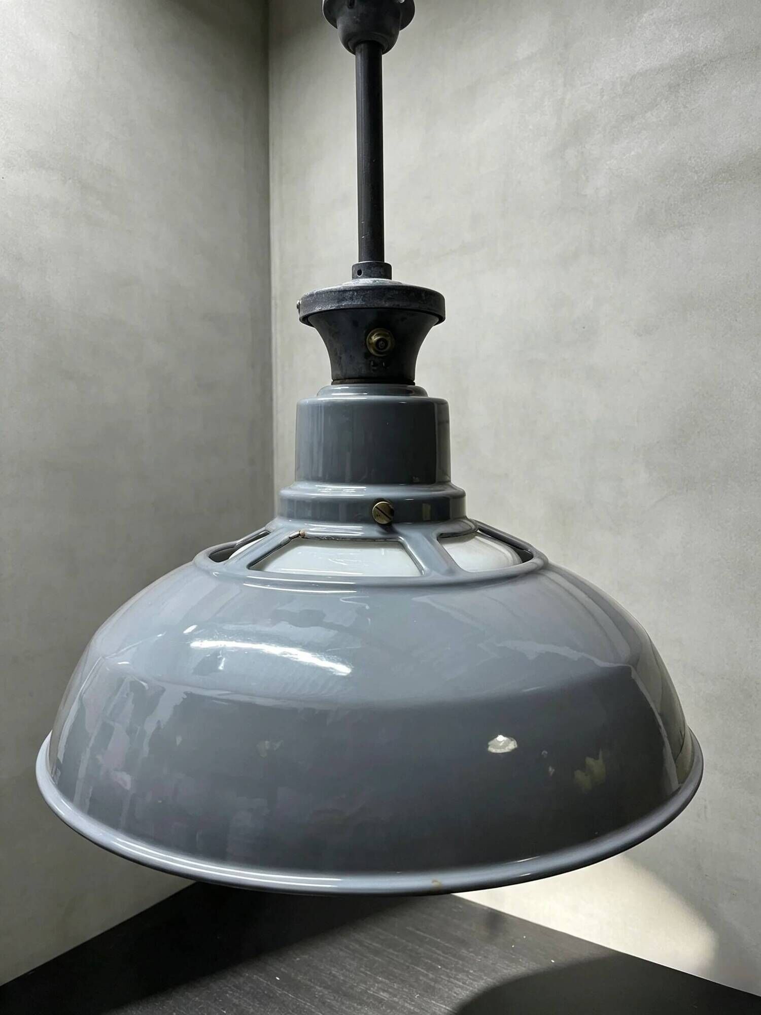 Luminaires en émail de grande taille des années 1930 avec diffuseurs en opaline par Benjamin