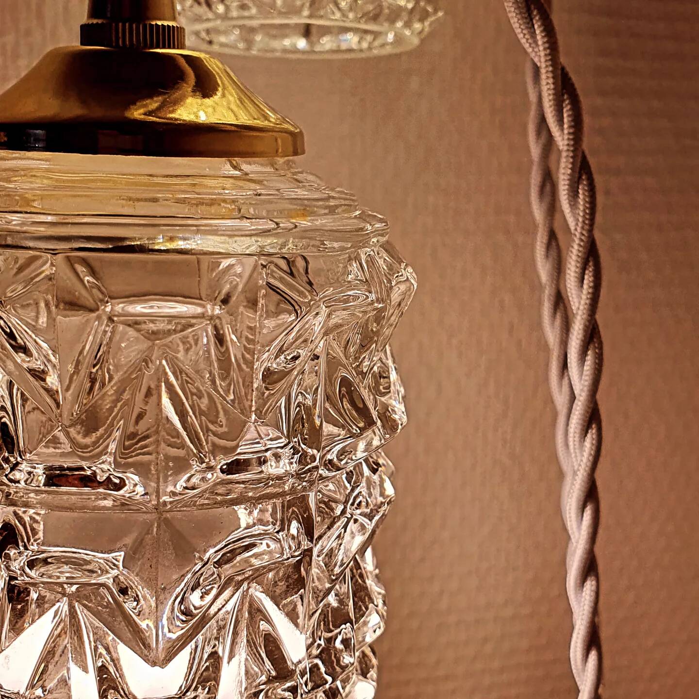 Chiseled glass walking lamp