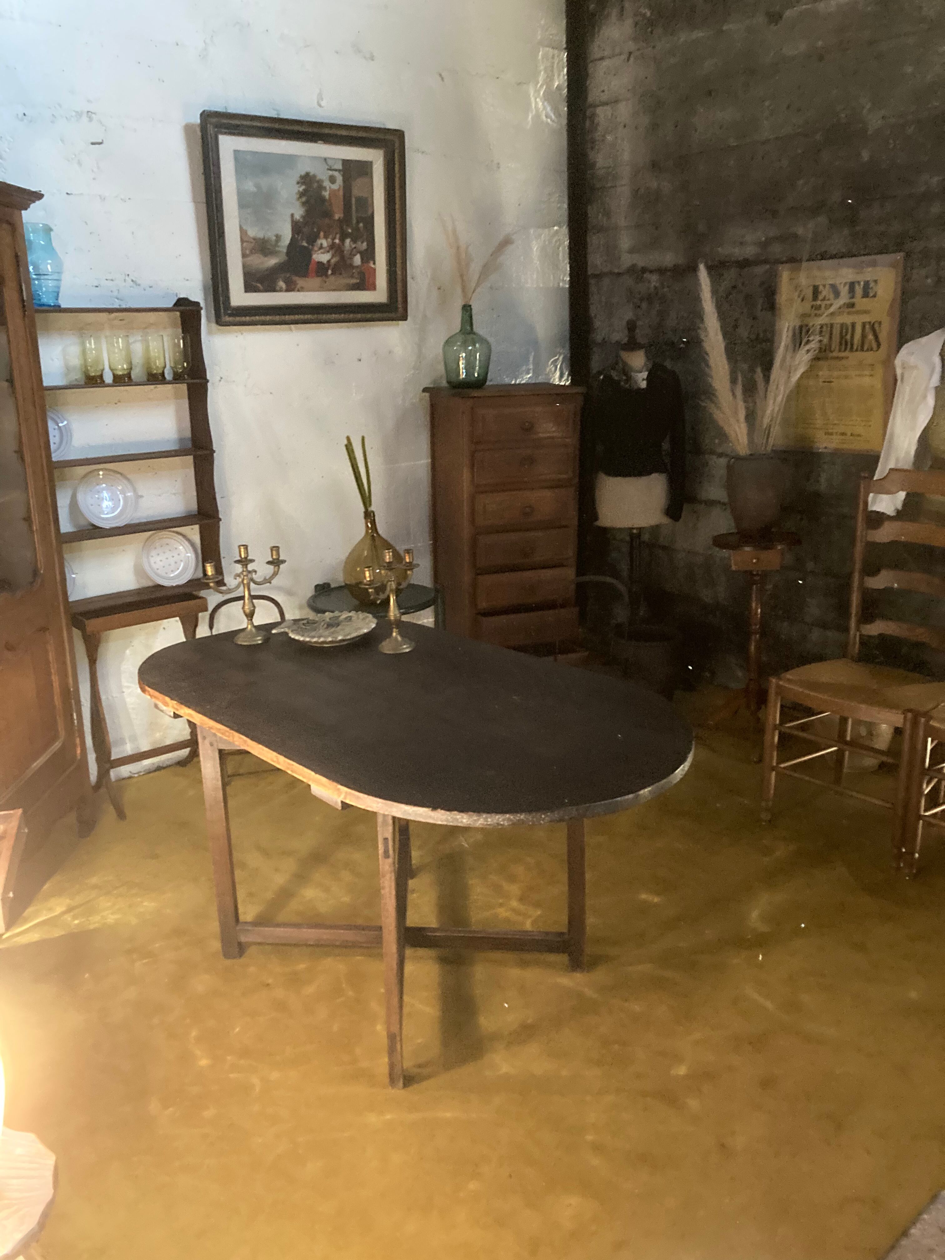 Hanging shelf for dishes