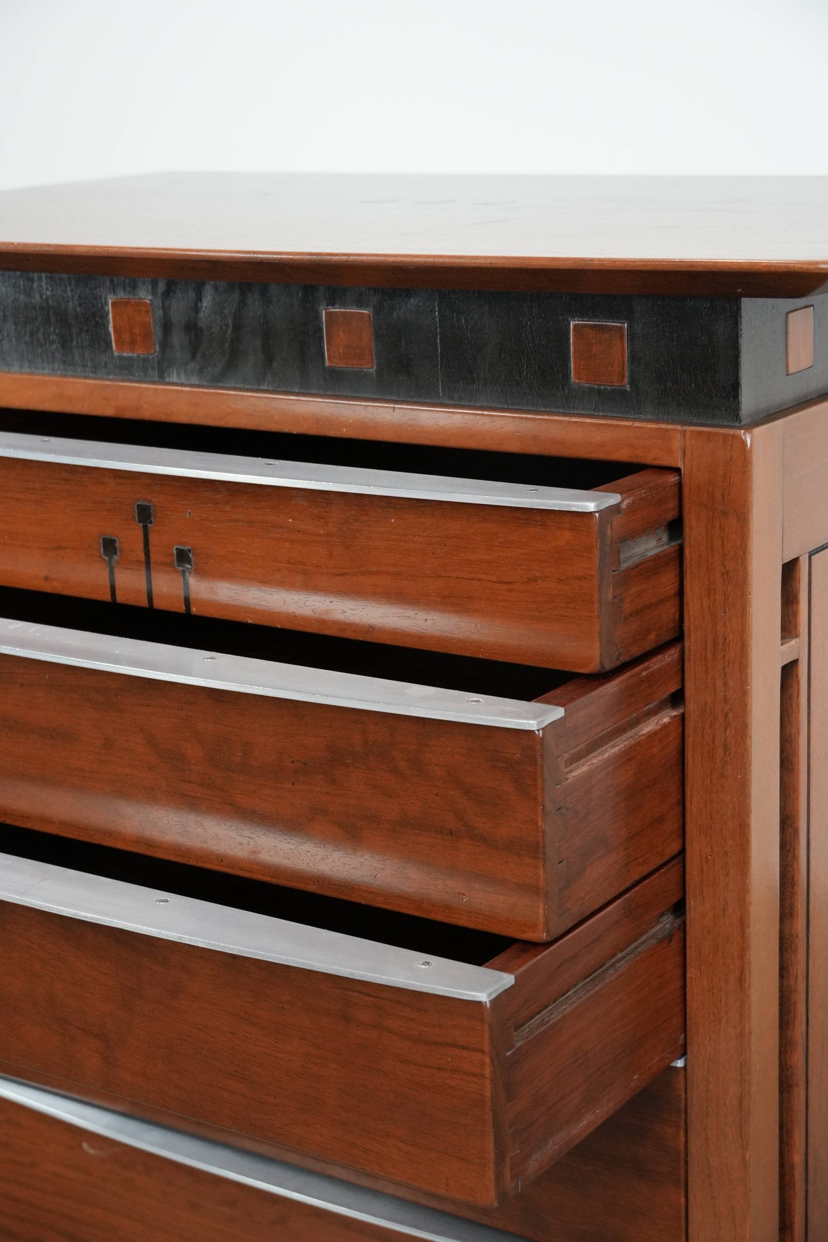 Beautiful Art Deco design chest of drawers with 7 drawers