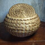 Round basket with wicker lid