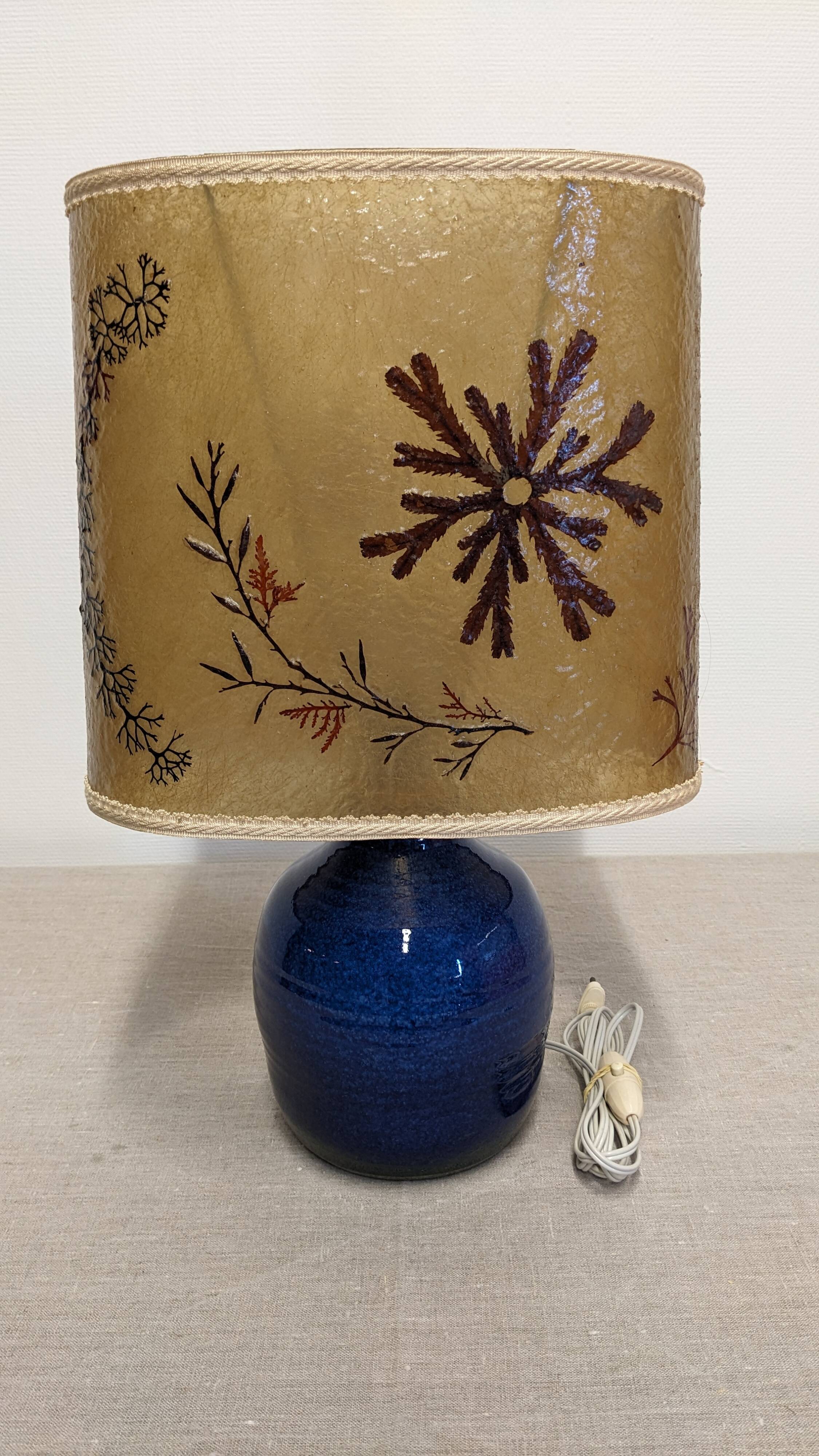 Lampe en grès émaillé bleu indigo et résine vers 1960