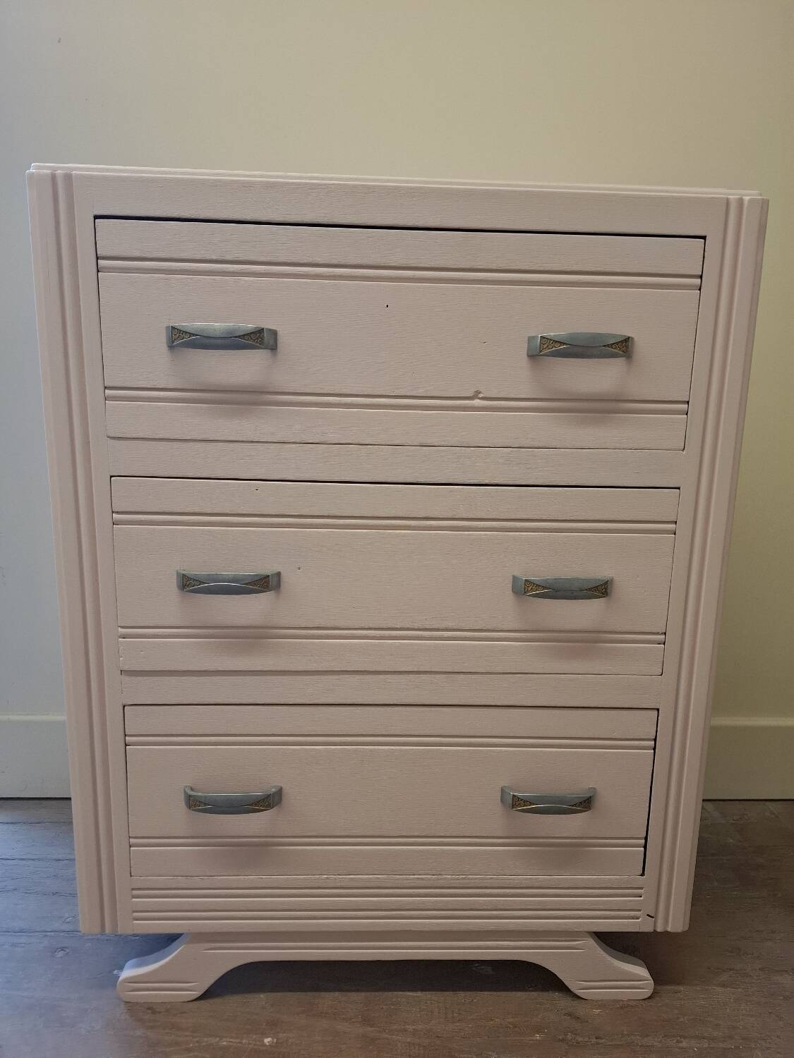 Children's chest of drawers