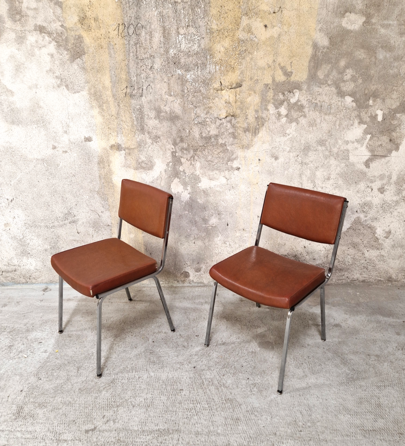 Paire de chaises skaï et chrome