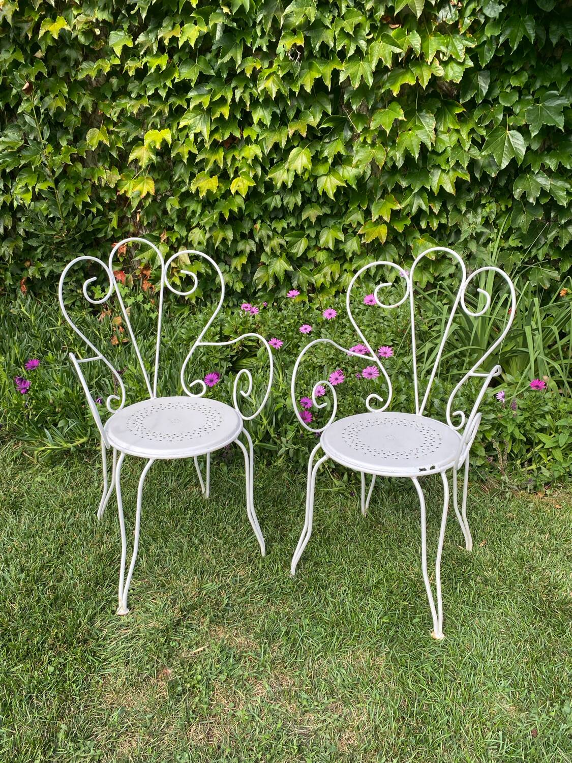 Paire d’anciens fauteuils de jardin en fer forgé