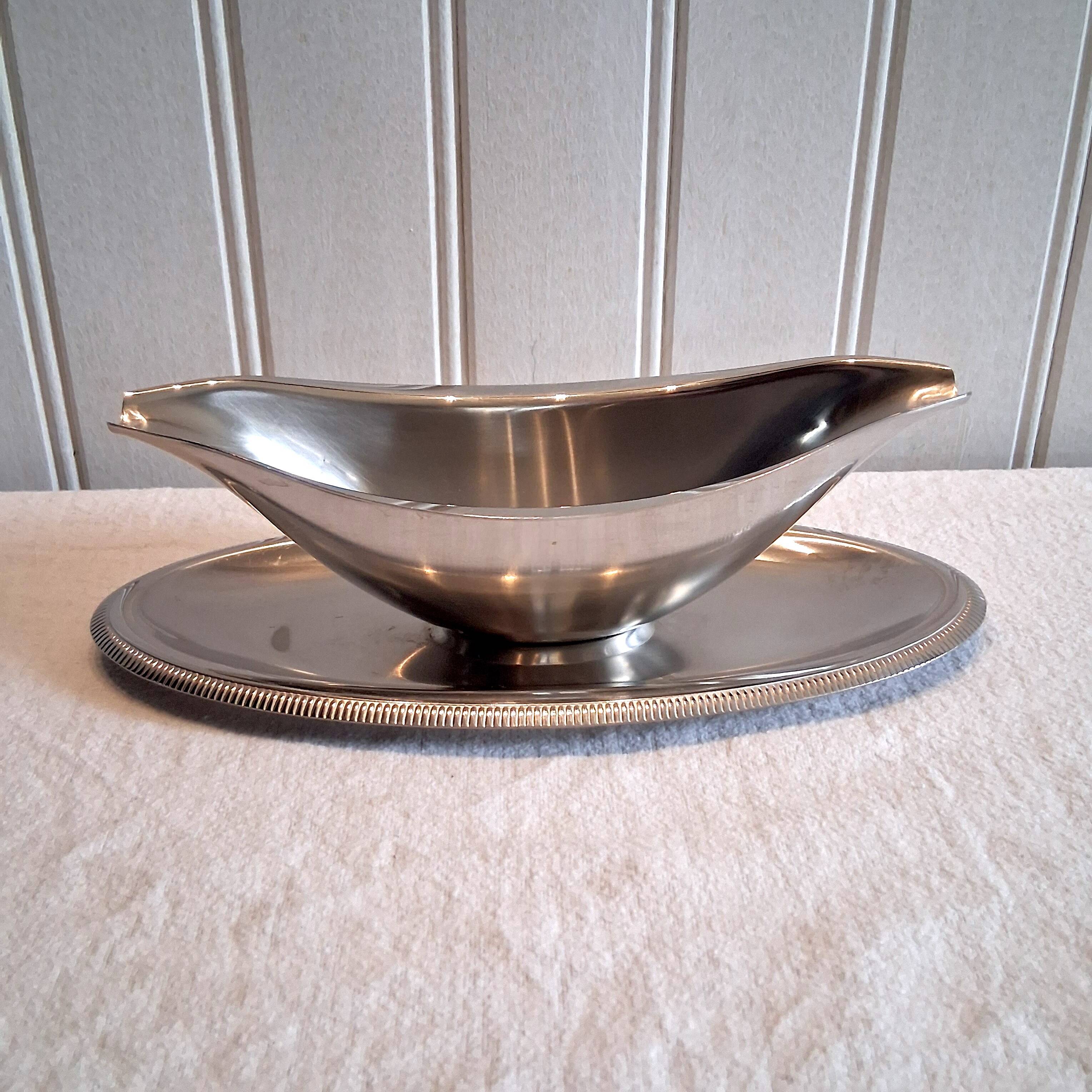 Very beautiful sauce boat from Létang Remi in very good condition.