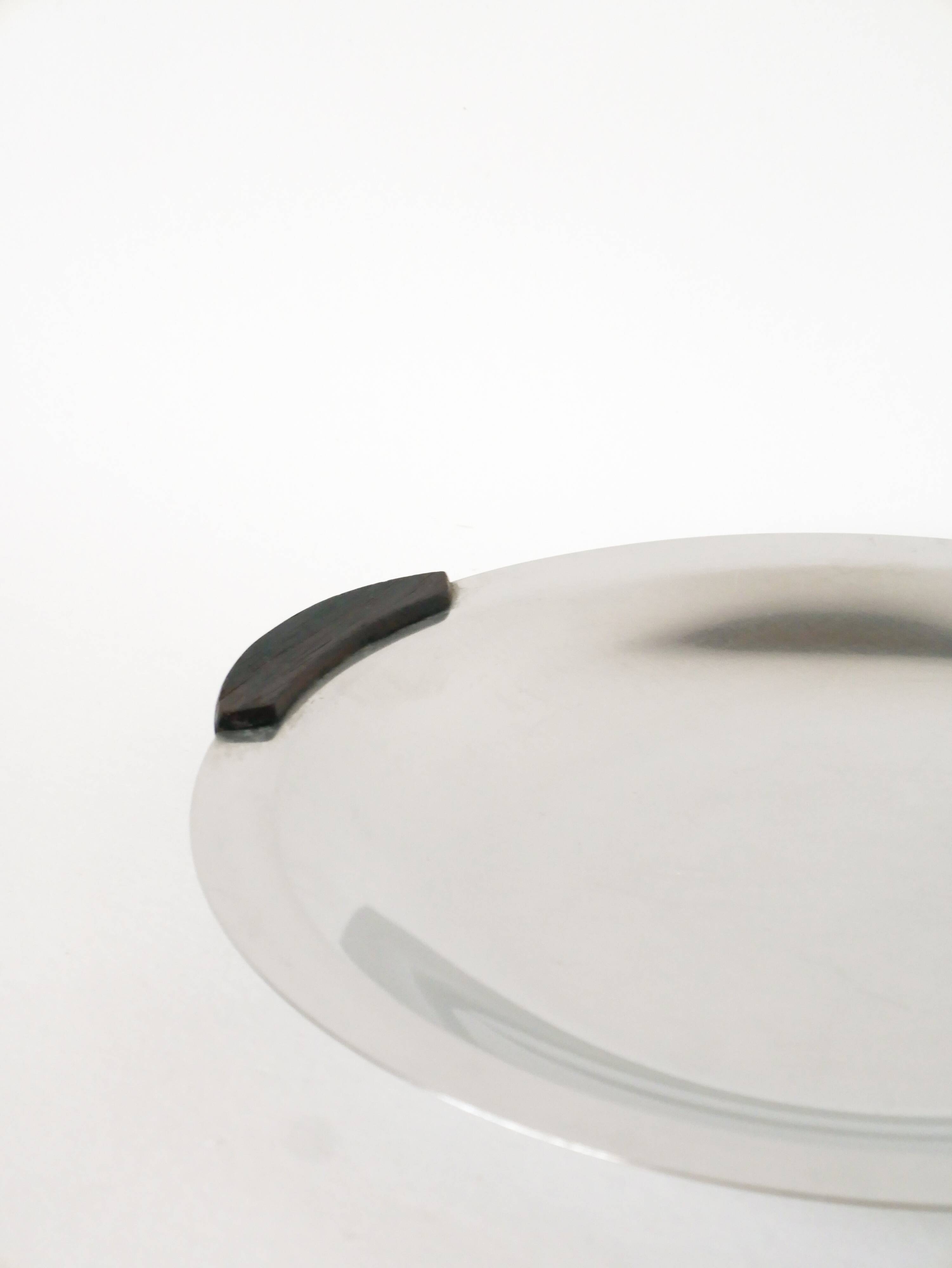 Round stainless steel dish with wooden handles, Design, 1970 - 32 cm