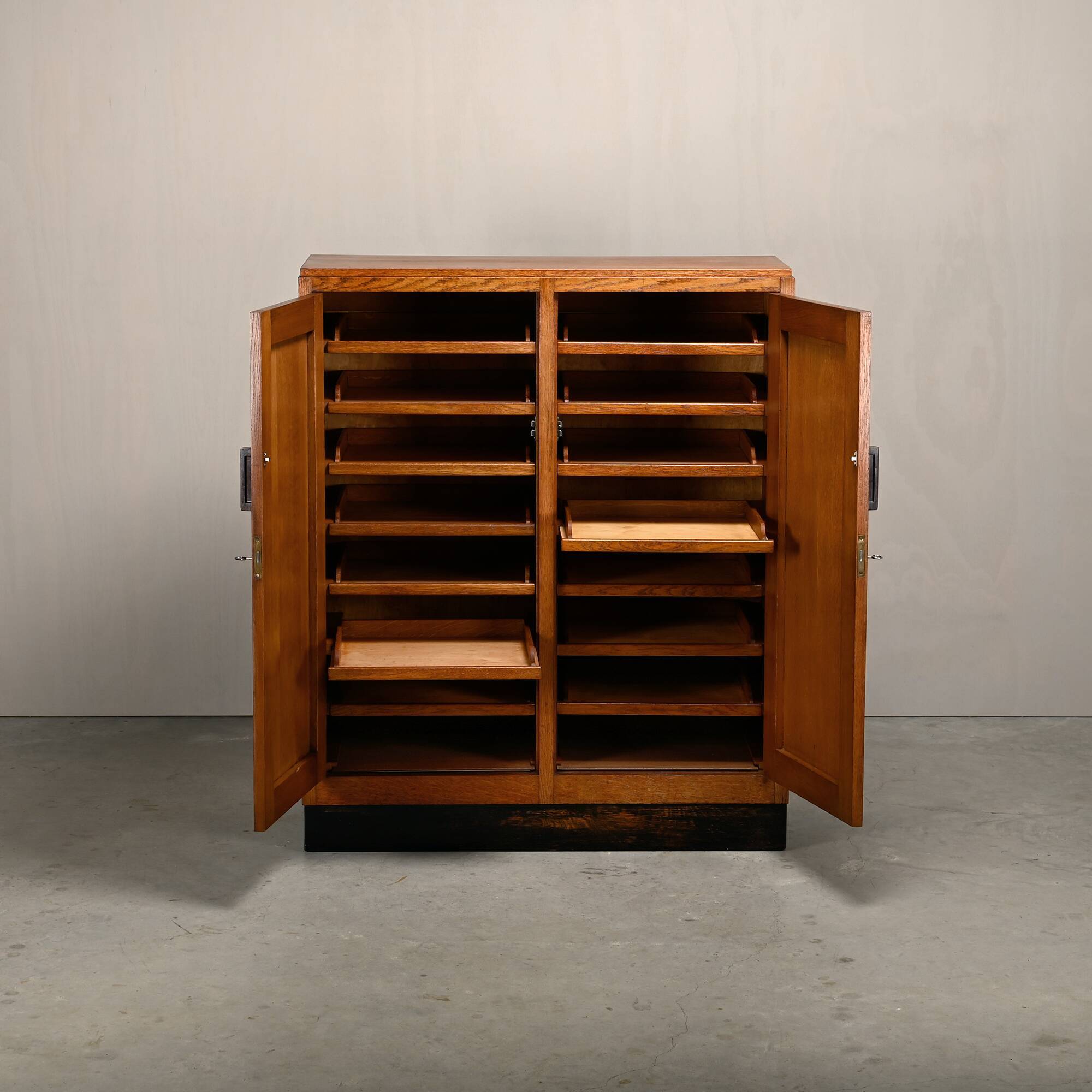 Cabinet d'archive en chêne moderniste, commode dans le style de l'École d'Amsterdam
