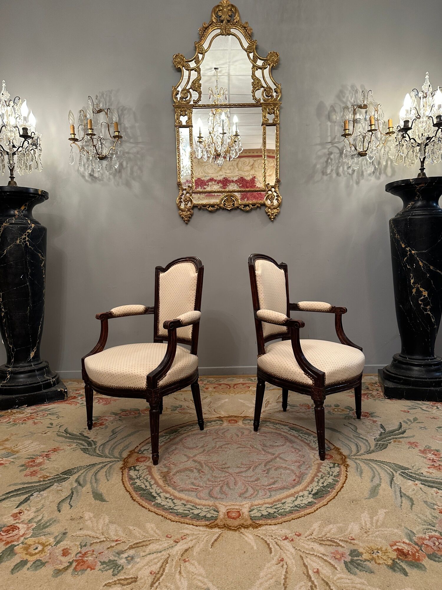 Paire de fauteuils en noyer d'epoque louis xvi vers 1770