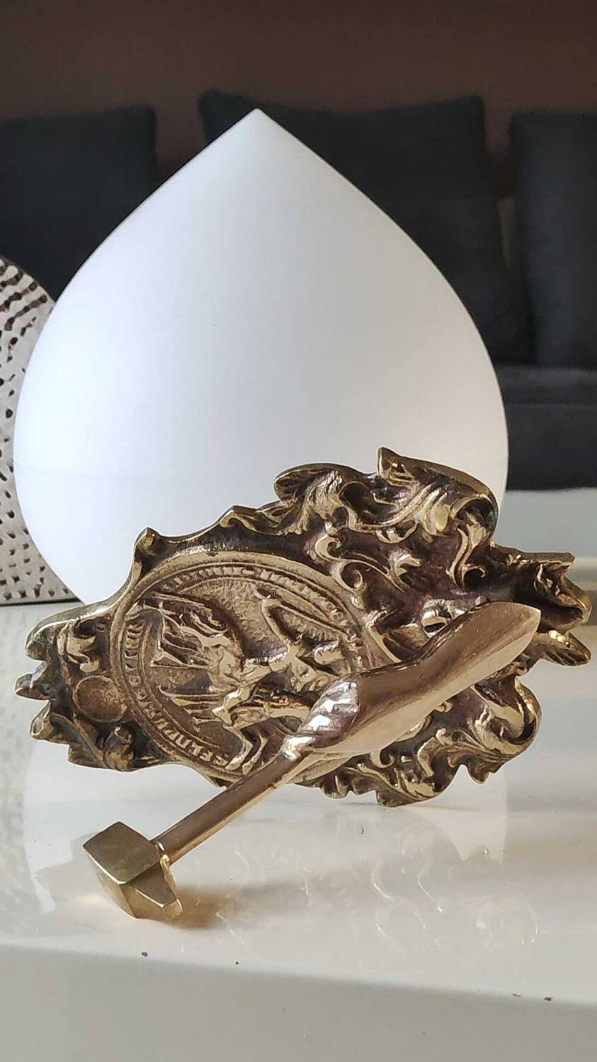 French masonic door knocker/knocker of the templars, in cast bronze. knight medallion, hand with hammer