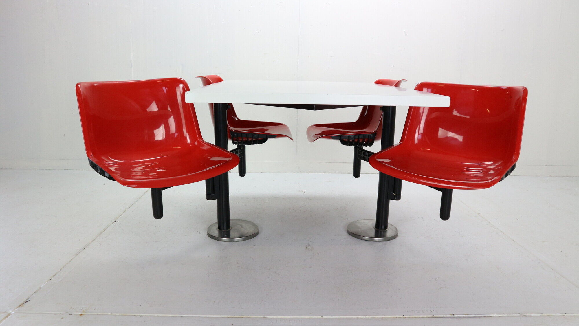 Osvaldo Borsani contemporary table and 4 build in chairs for Tecno, 1970s