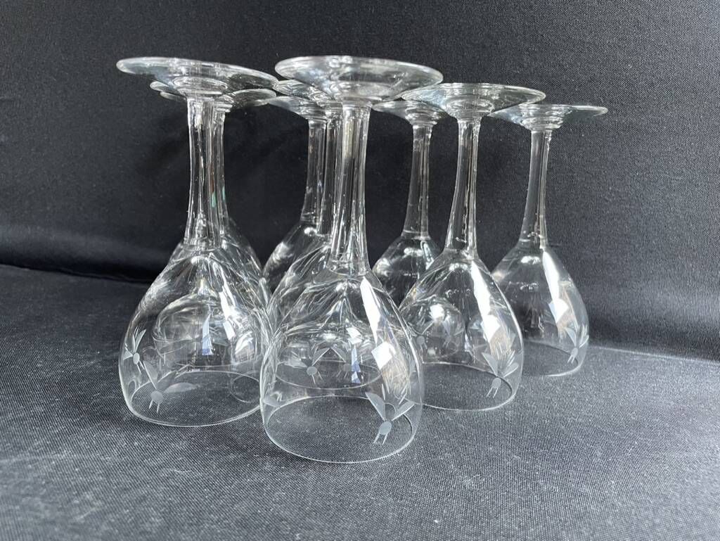 9 Blown glass wine glasses with cut bee decoration – Verrerie Thouvenin Vierzon