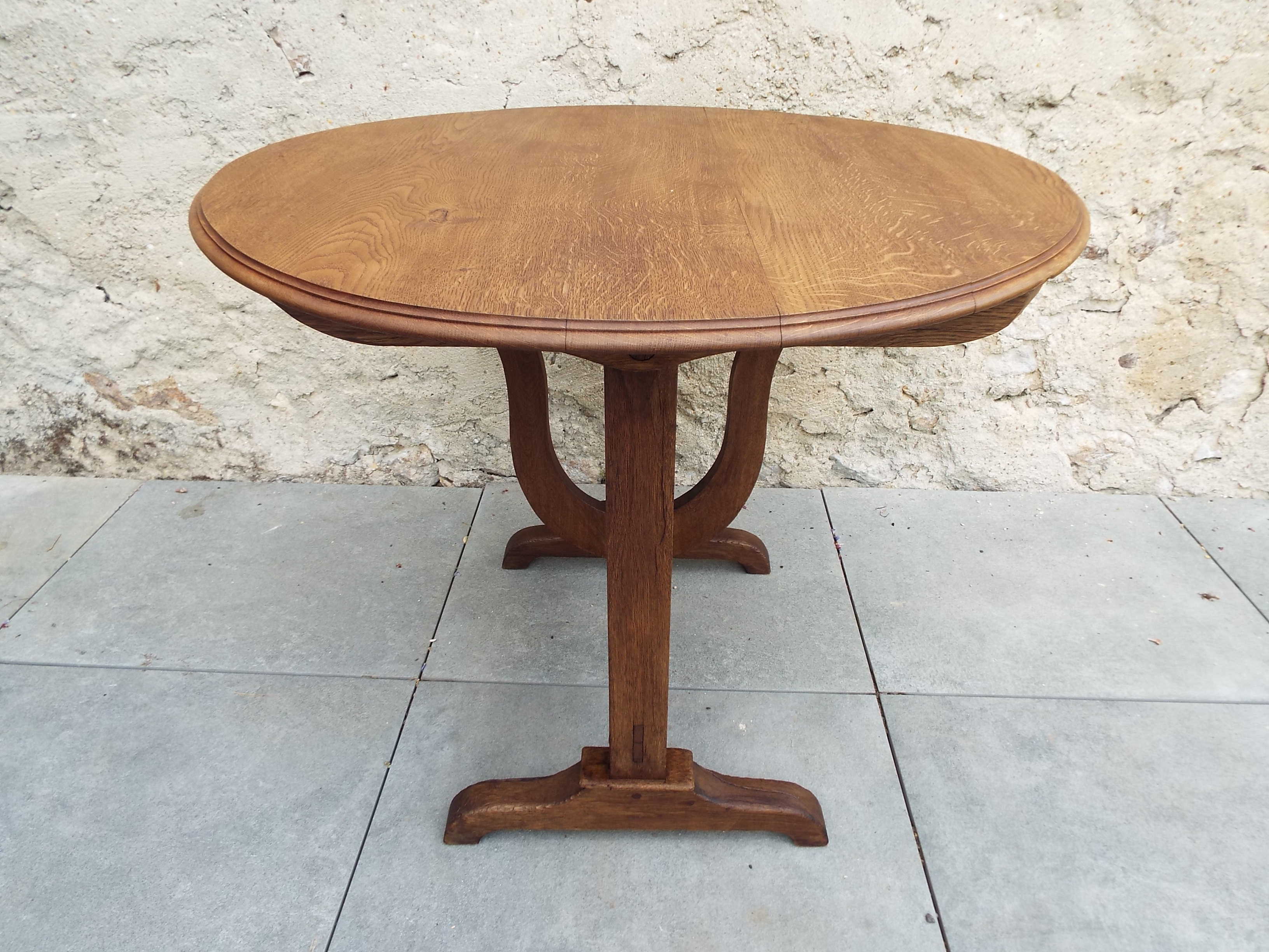 Folding round table winemaker