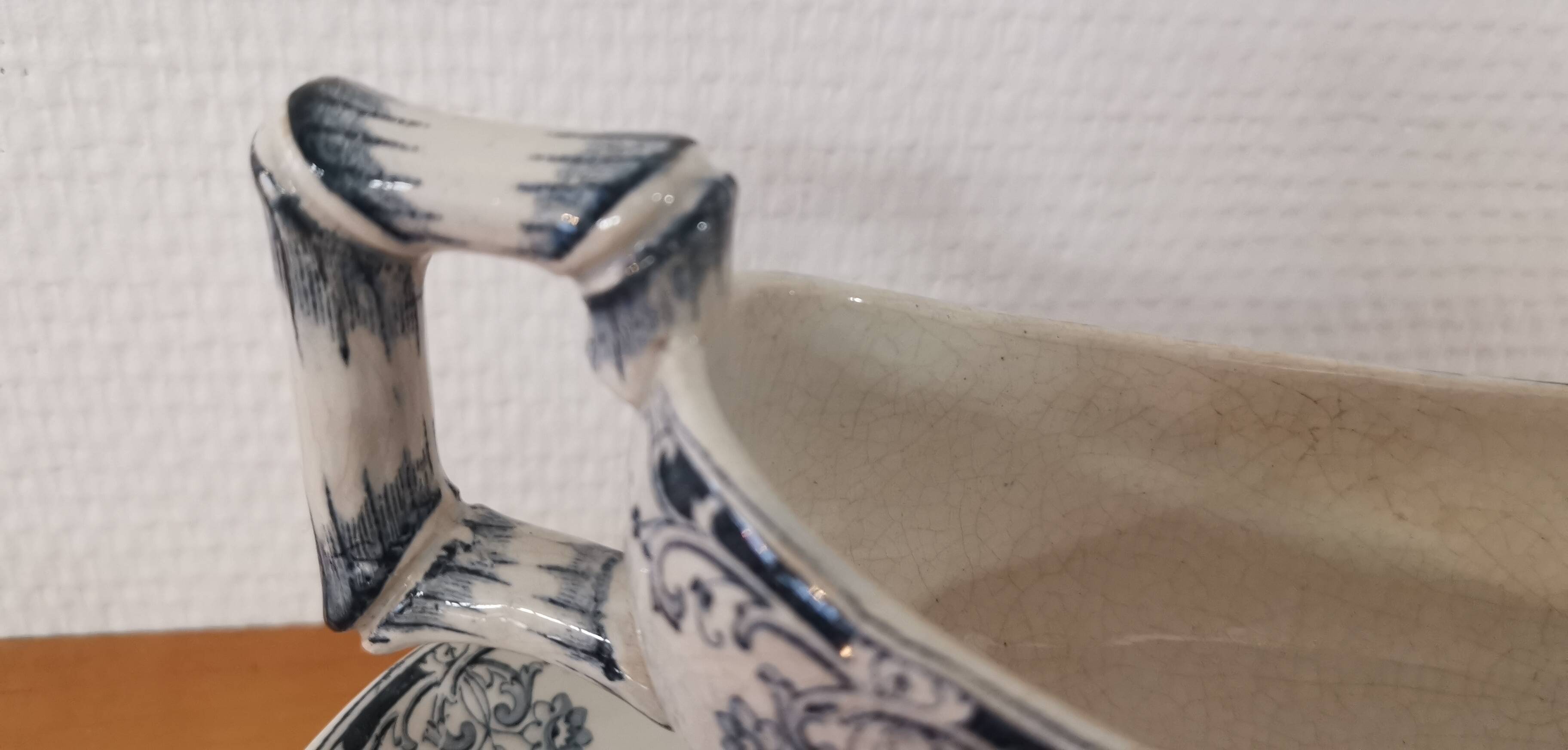 Gravy boat on foot in blue/green iron clay model "Mignon", H & Cie Sarreguemines