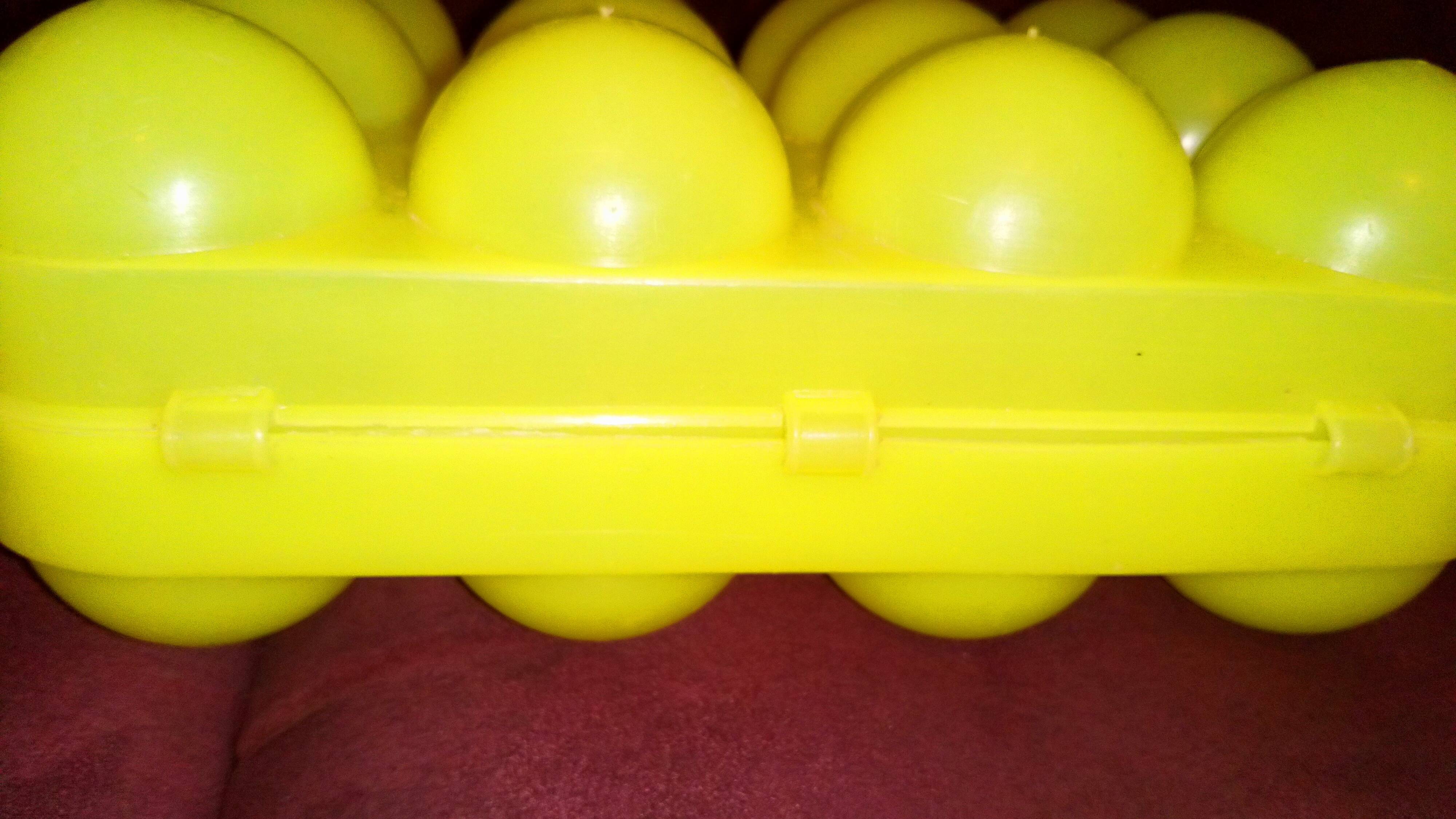 Boîte à oeufs vintage jaune