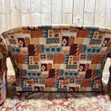 Salon crapaud comprenant un canapé et une paire de fauteuils