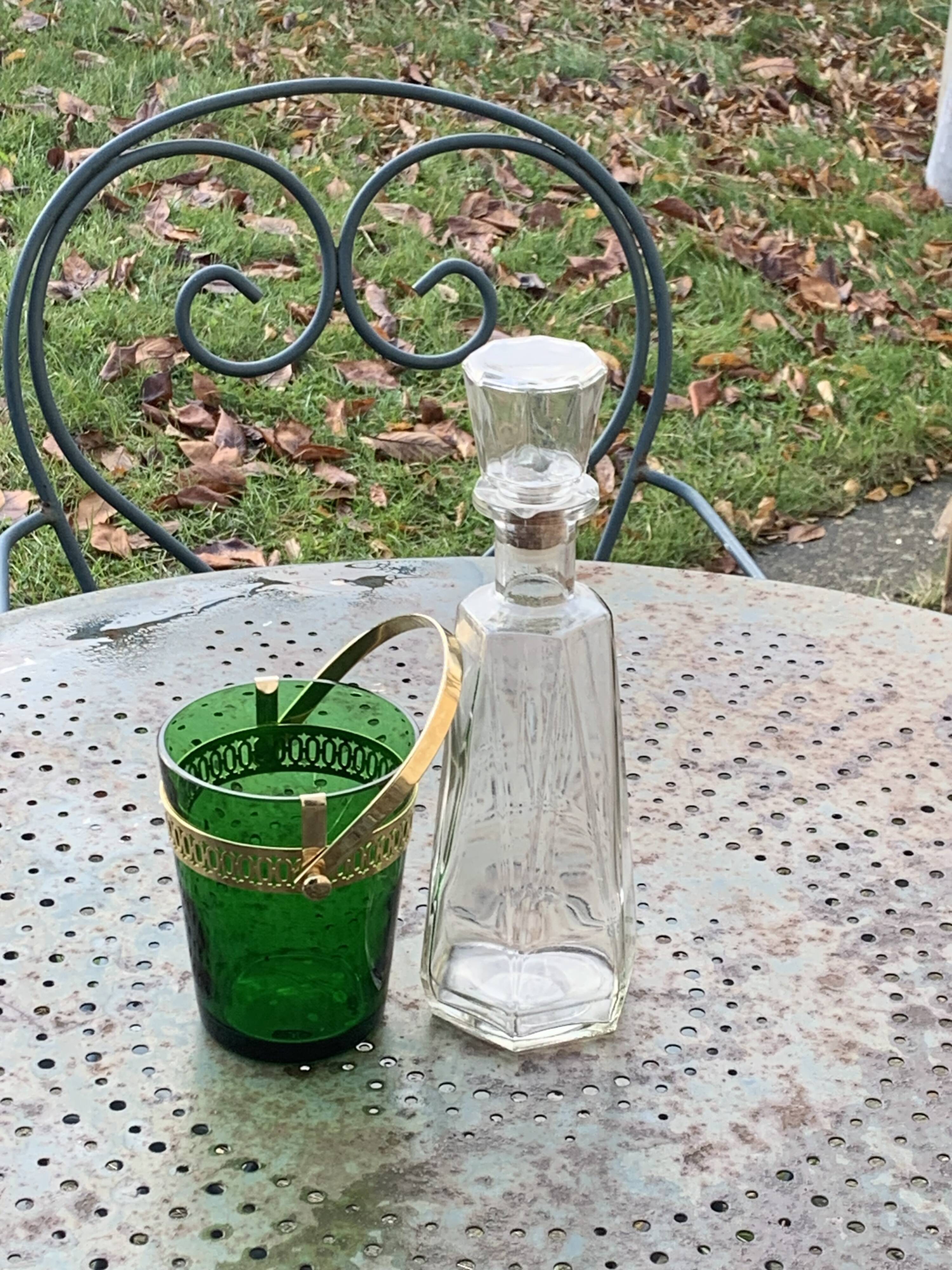 Service a whisky compose d'une carafe en verre transparent