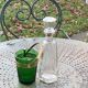 Service a whisky compose d'une carafe en verre transparent