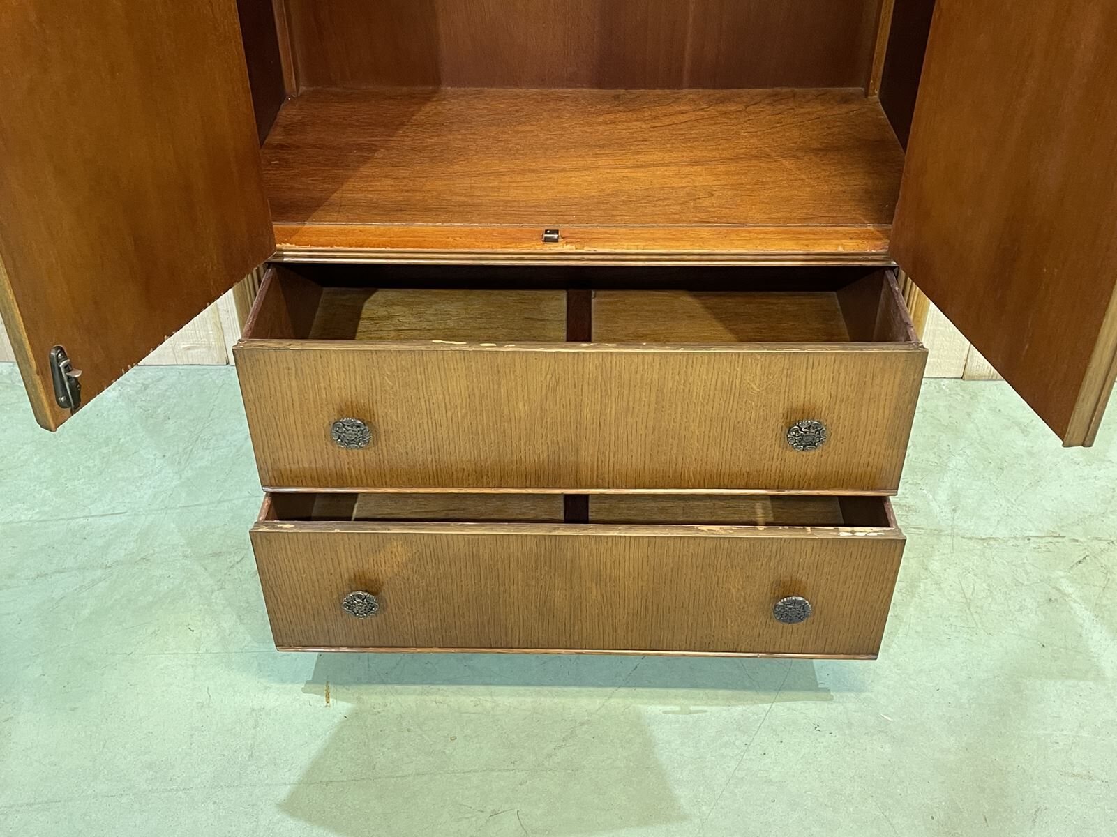 English penderie of the 1950s in oak