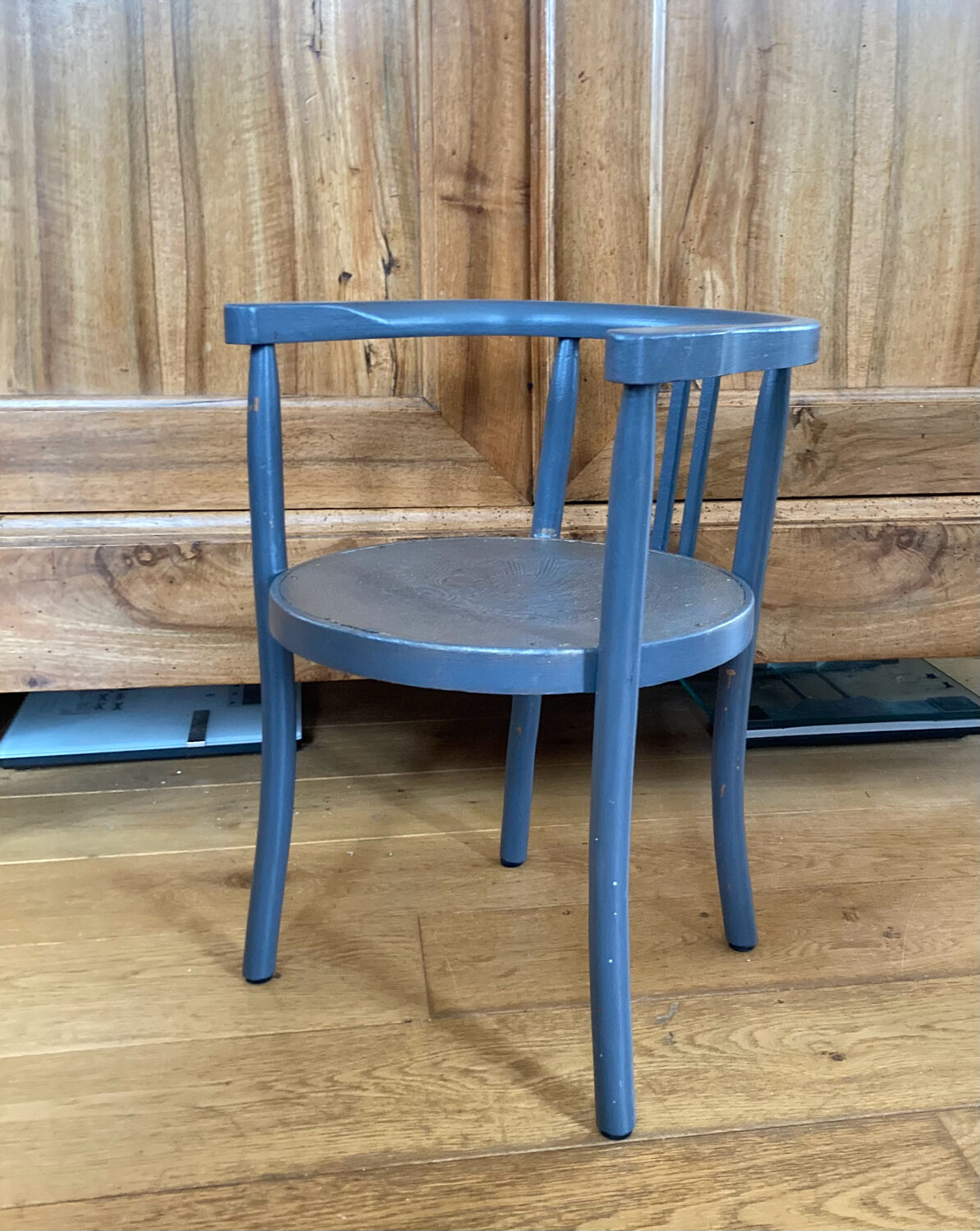 Curved wooden armchair from the late 19th/early 20th century.