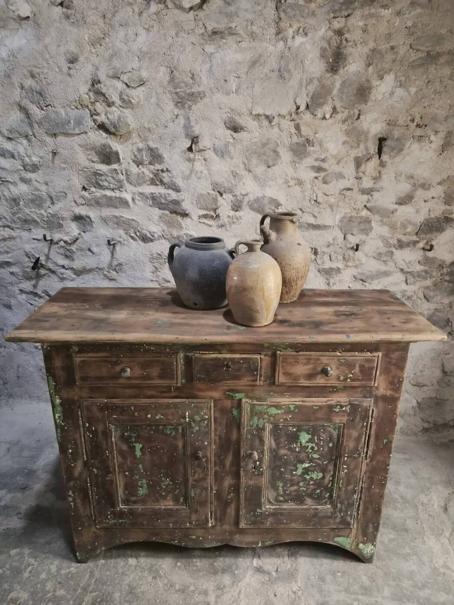 French rustic buffet in walnut, 18th century, 3 drawers and 2 doors.