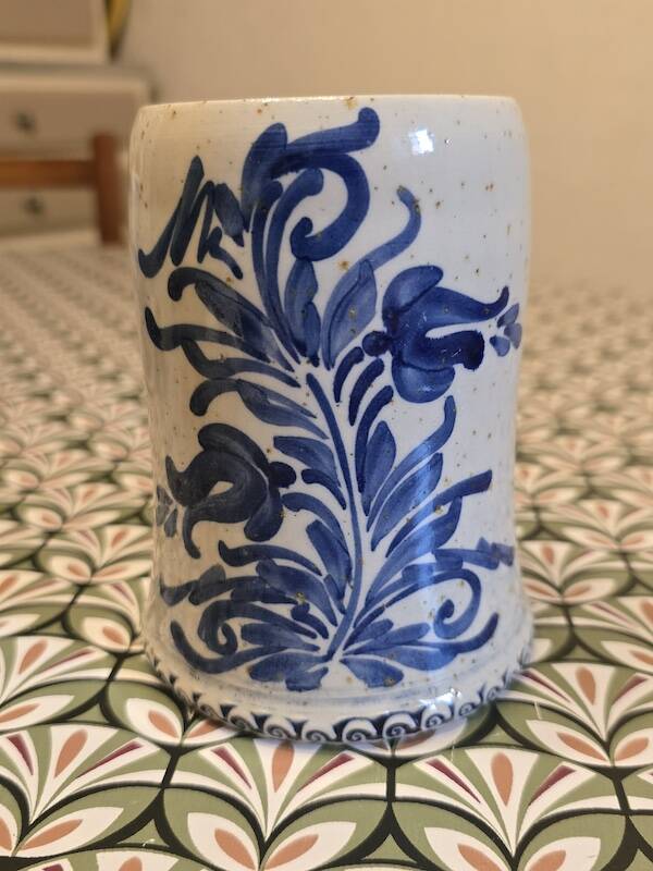 Lot de 2 choppes en grès de Betschdorf – Poterie Graessel – décor floral bl
