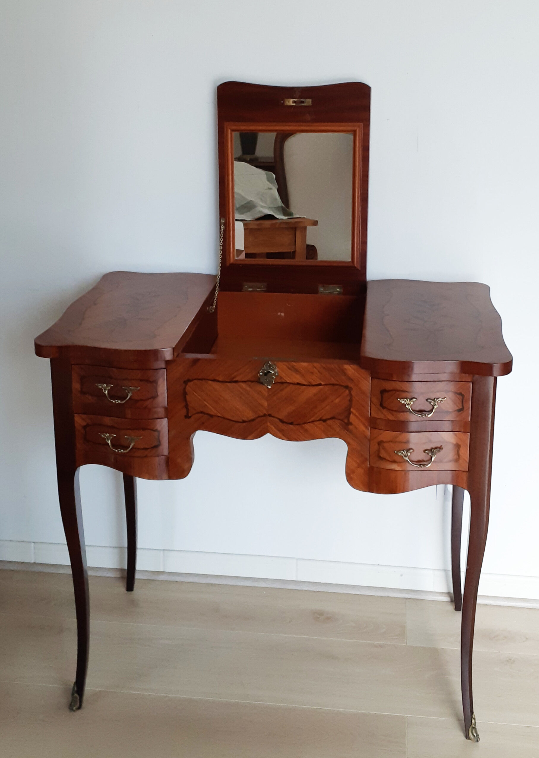 Dressing table in rosewood marquetry