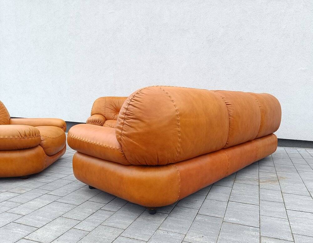 Canapé et fauteuils en cuir cognac par Sapporo pour Mobil, Italie