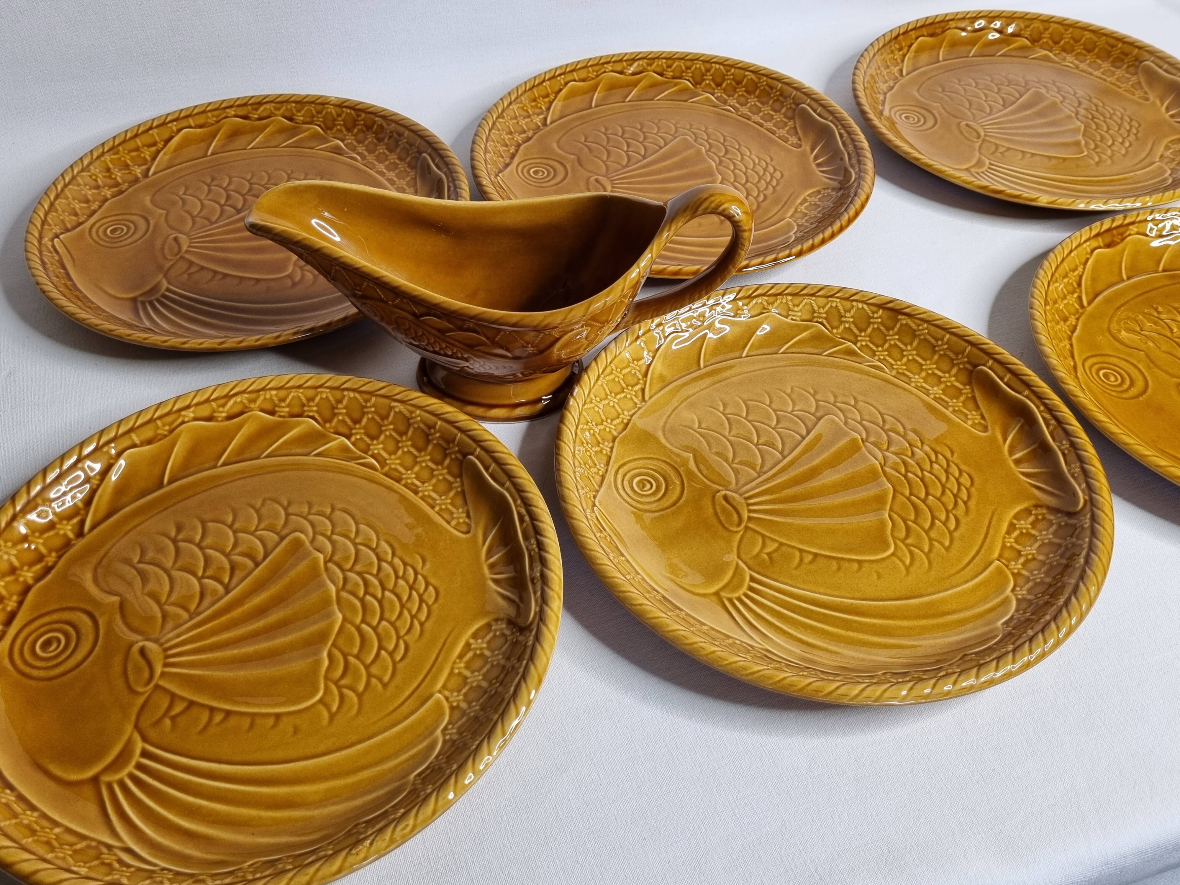Gien earthenware fish service, 6 plates and a sauce boat, 25 cm