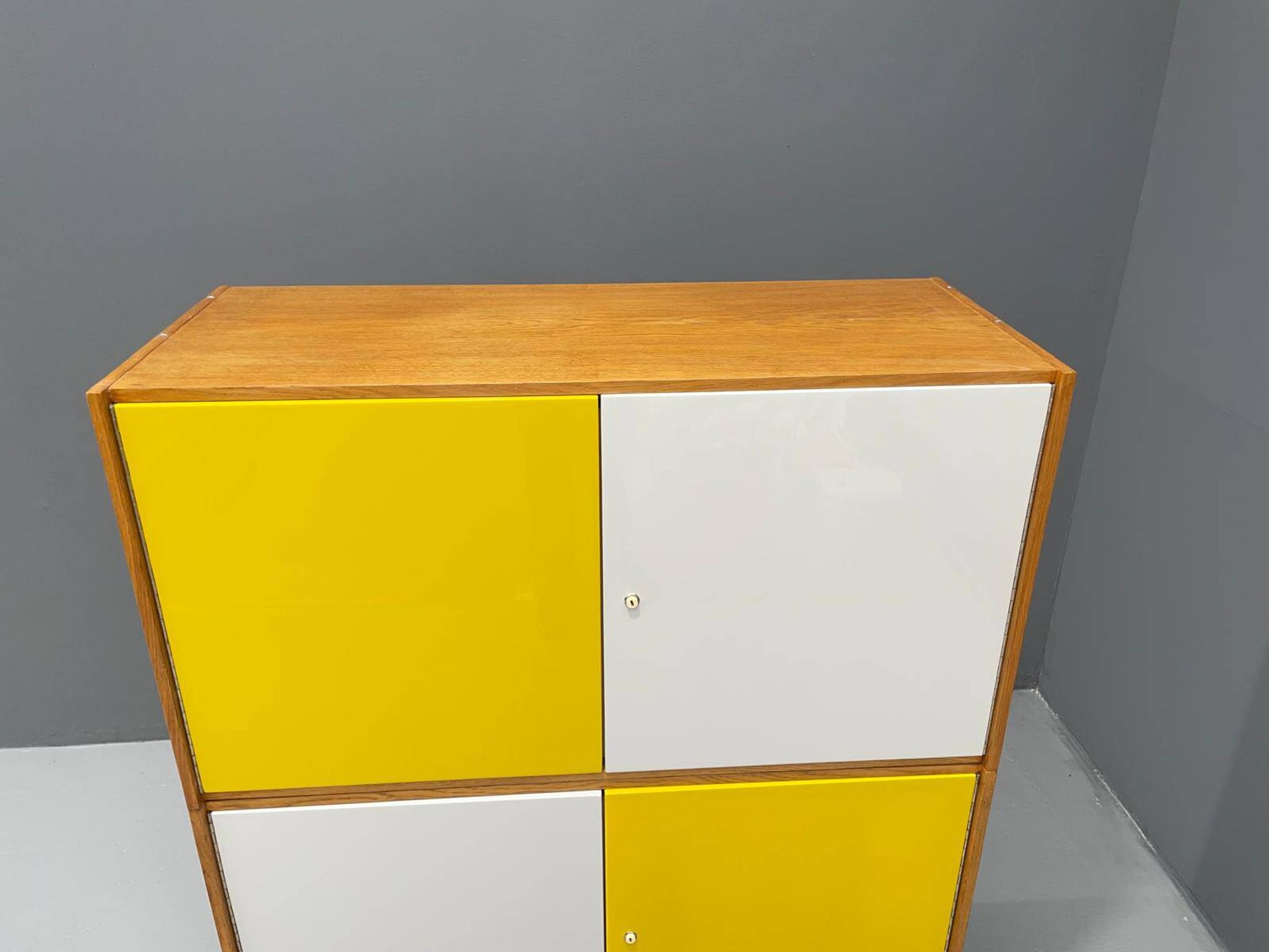 Armoire U-450 en placage de chêne, variante jaune et blanc, Jiří Jiroutek pour Inte