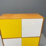 Armoire U-450 en placage de chêne, variante jaune et blanc, Jiří Jiroutek pour Inte