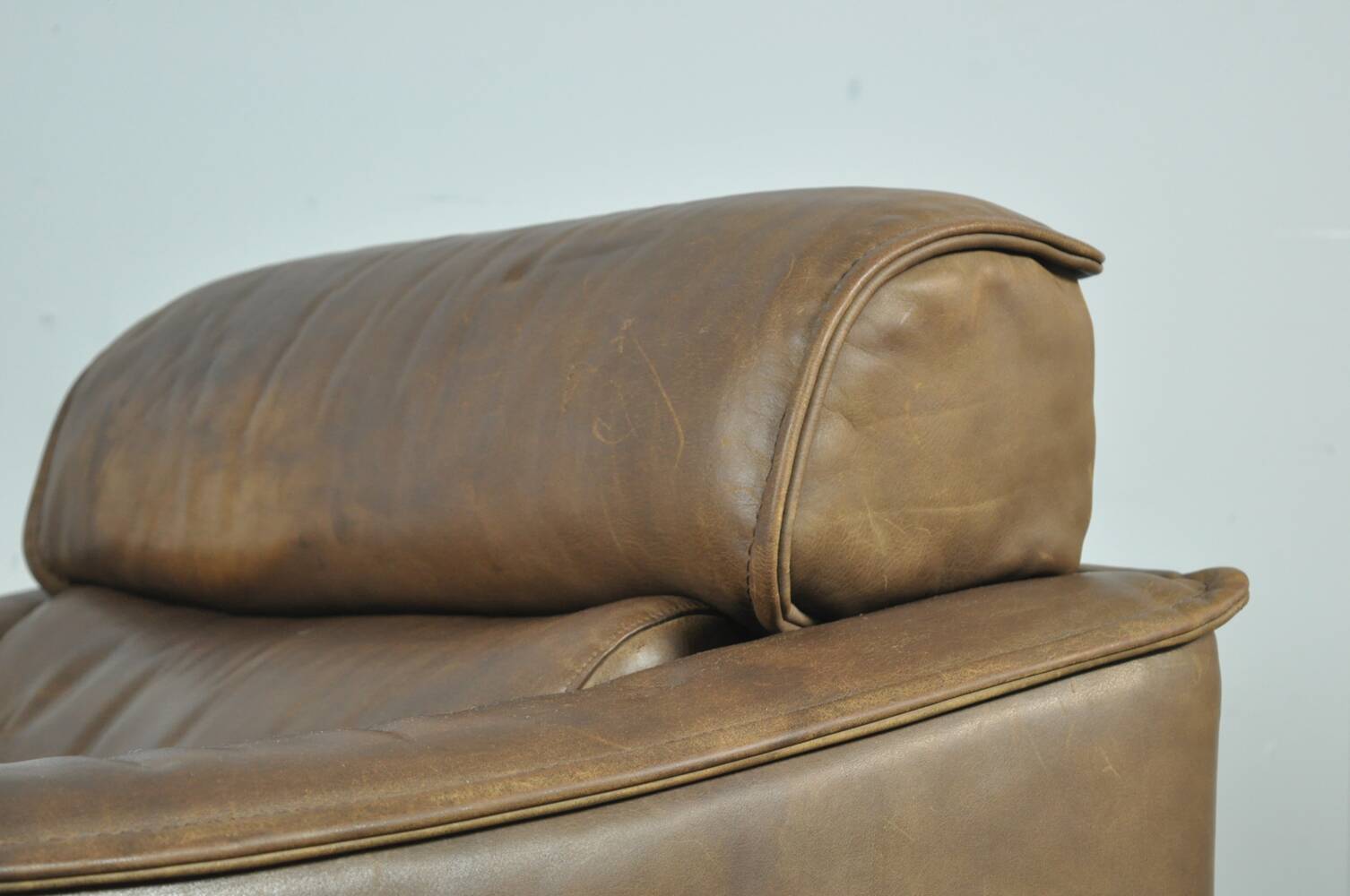 Buffalo leather vintage brutalist armchair by hugo de ruiter, leolux, 1970s