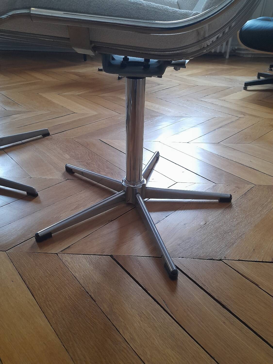 Arne Jacobsen A 825 dining table and 4 vintage chairs