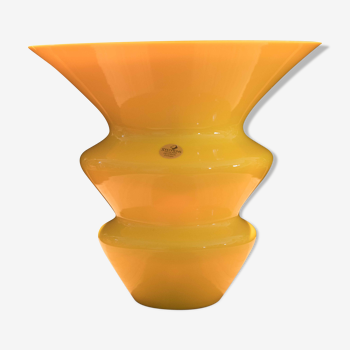 Yellow vase design 70