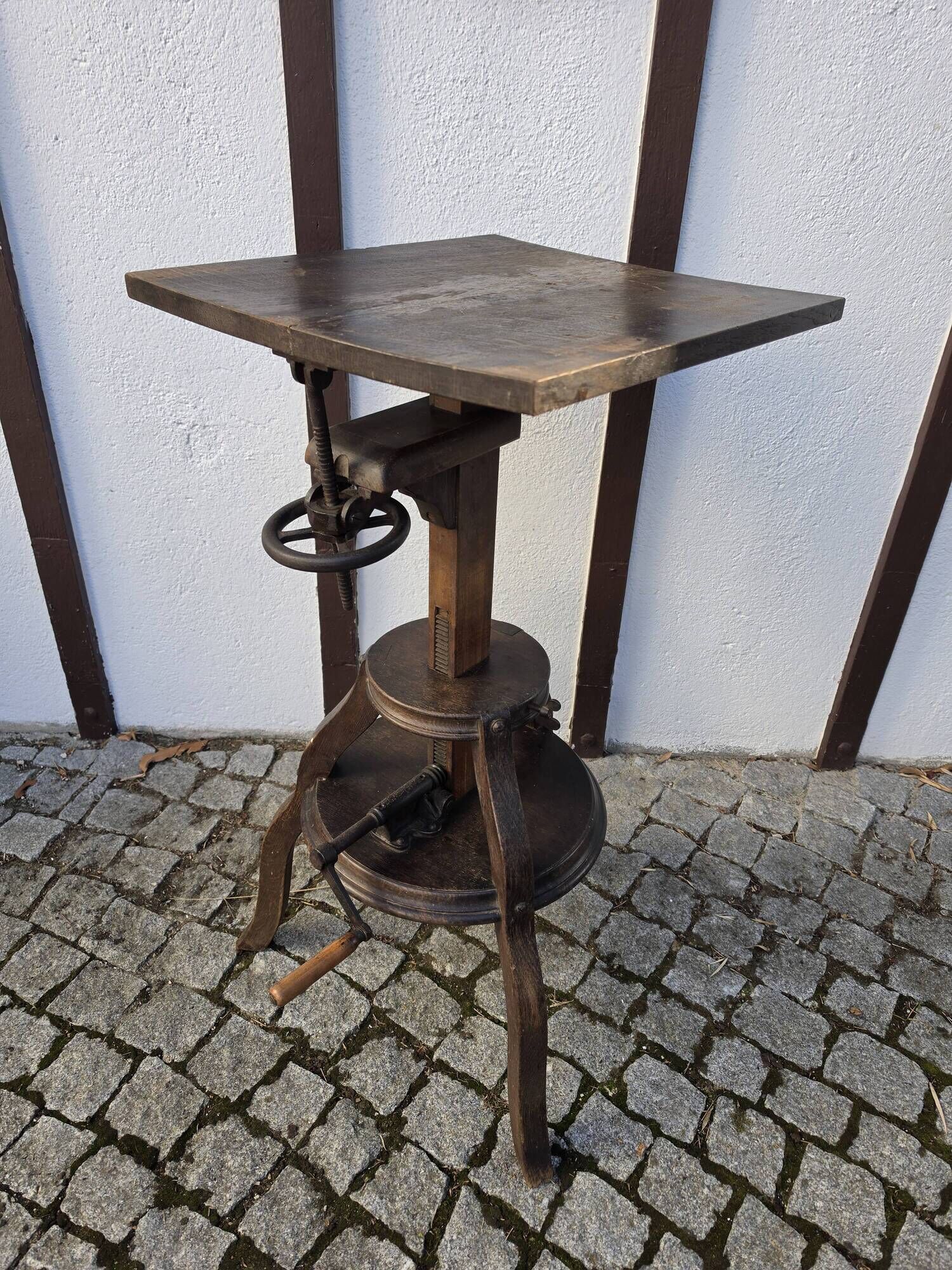 Sculpture stand, photographic camera tripod