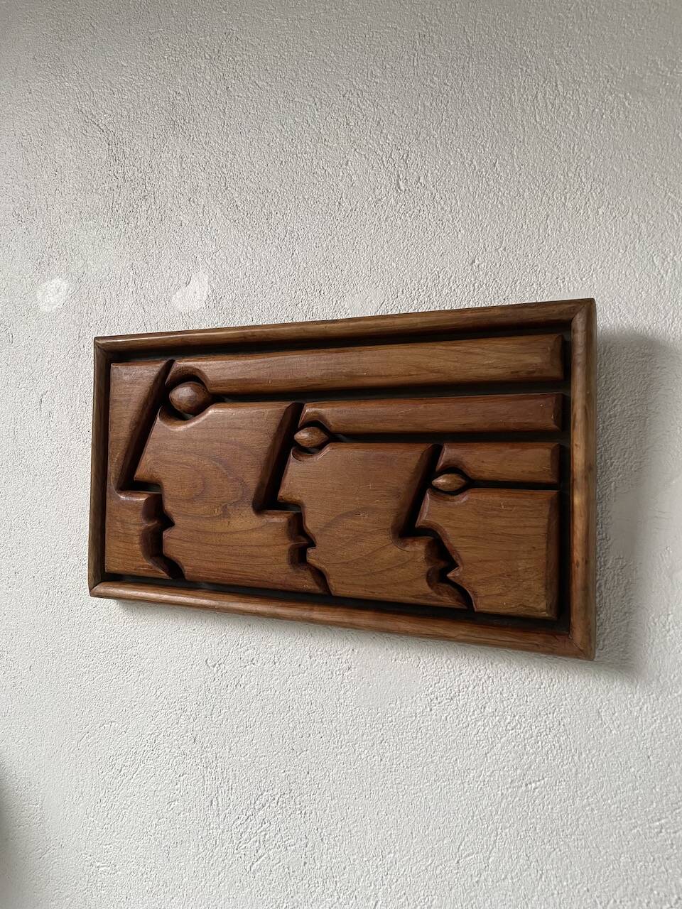 Bas relief cadre bois motifs visages