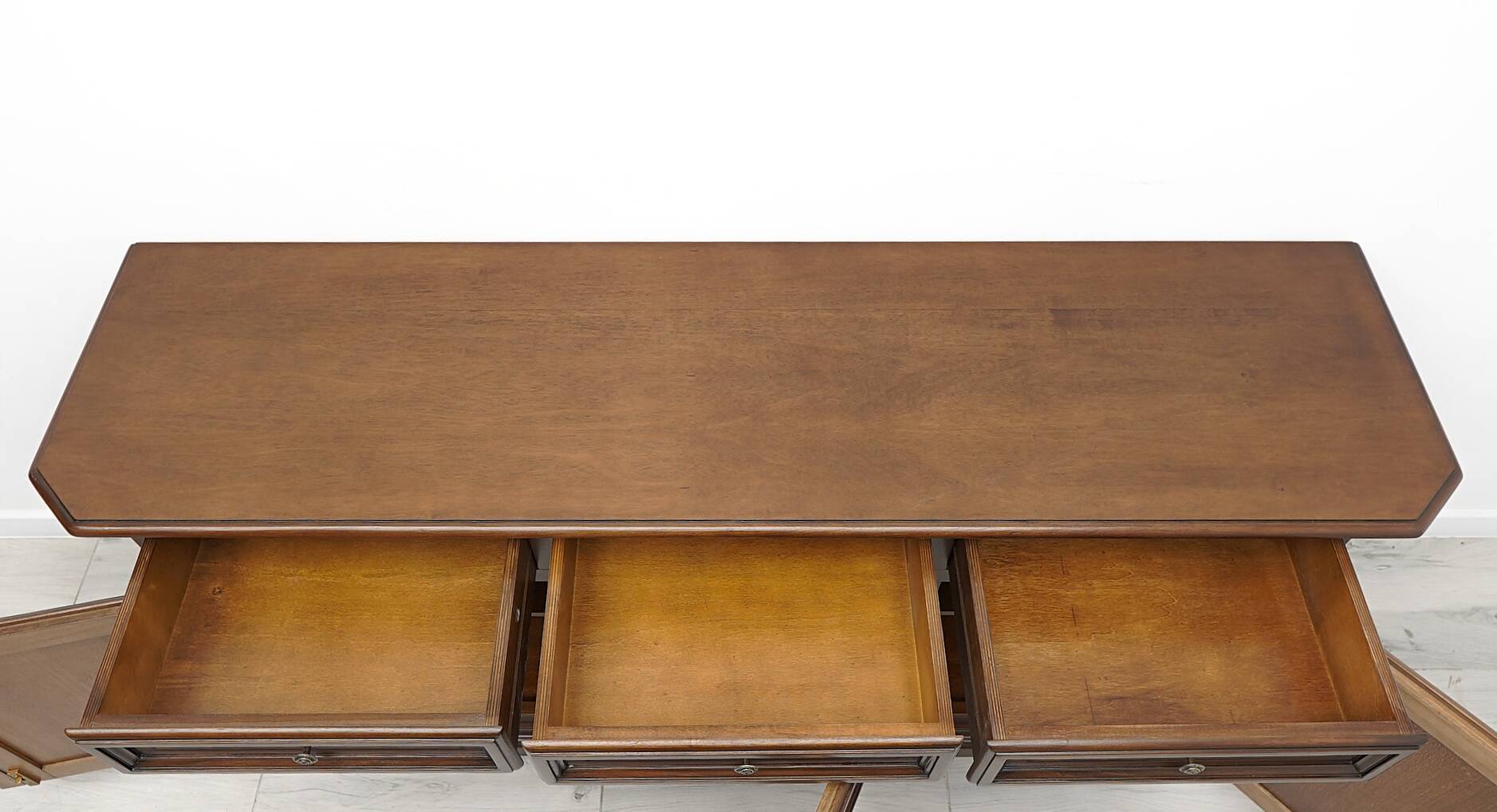 Elegant Italian chest of drawers. After professional renovation.