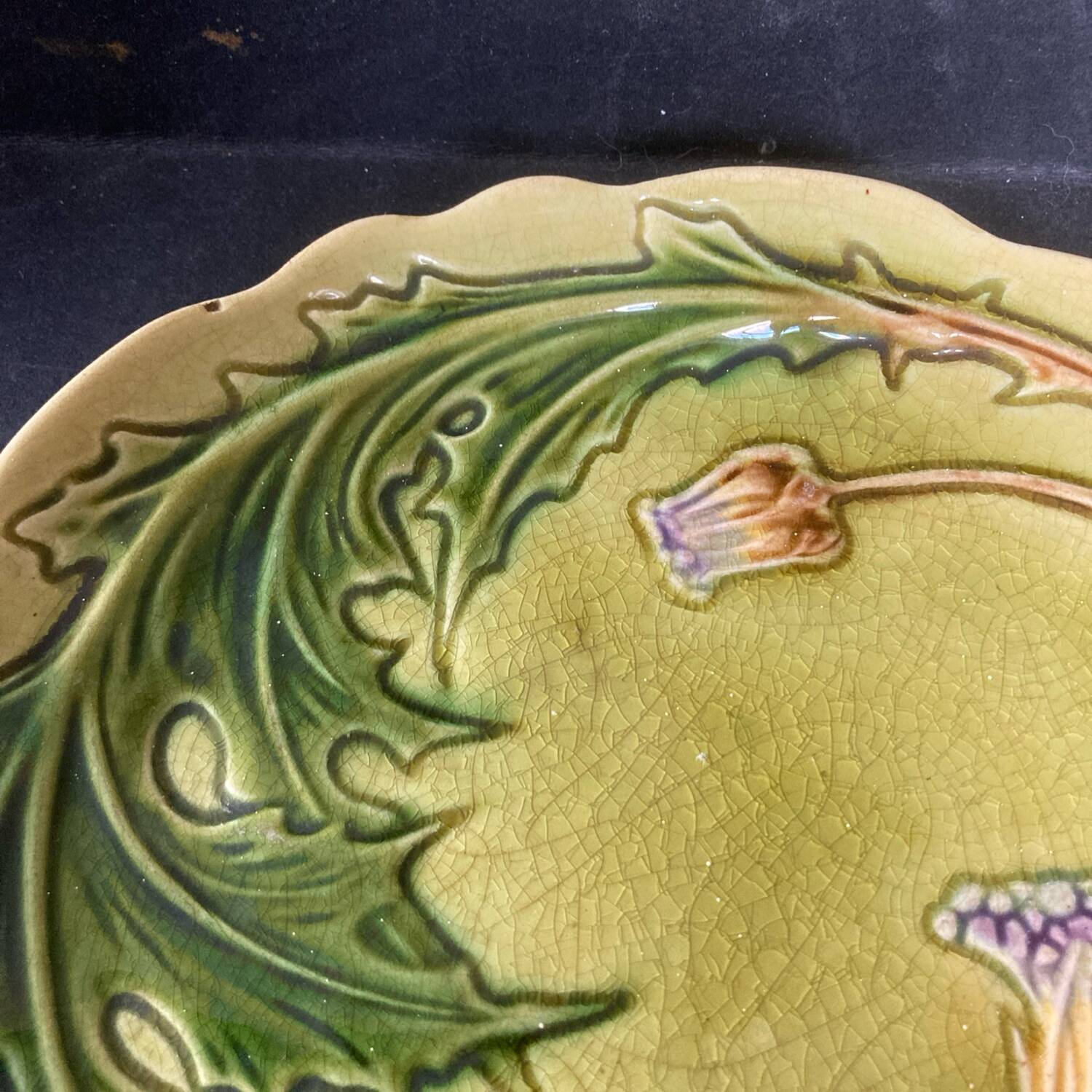 Thistle-decorated barbotine plate